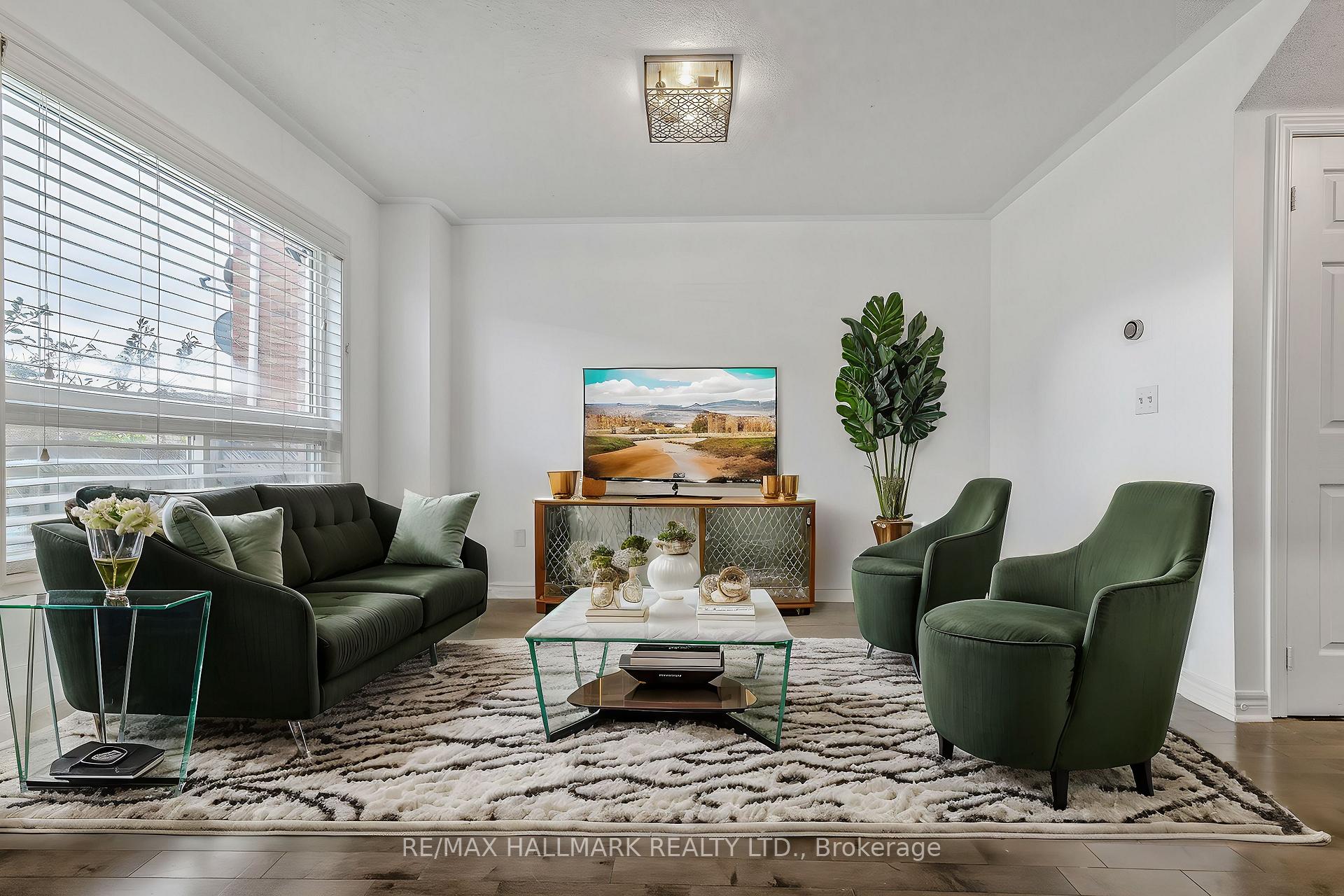 Photo 12 of 101 Kale Crescent, Vaughan, Maple — HOMEH