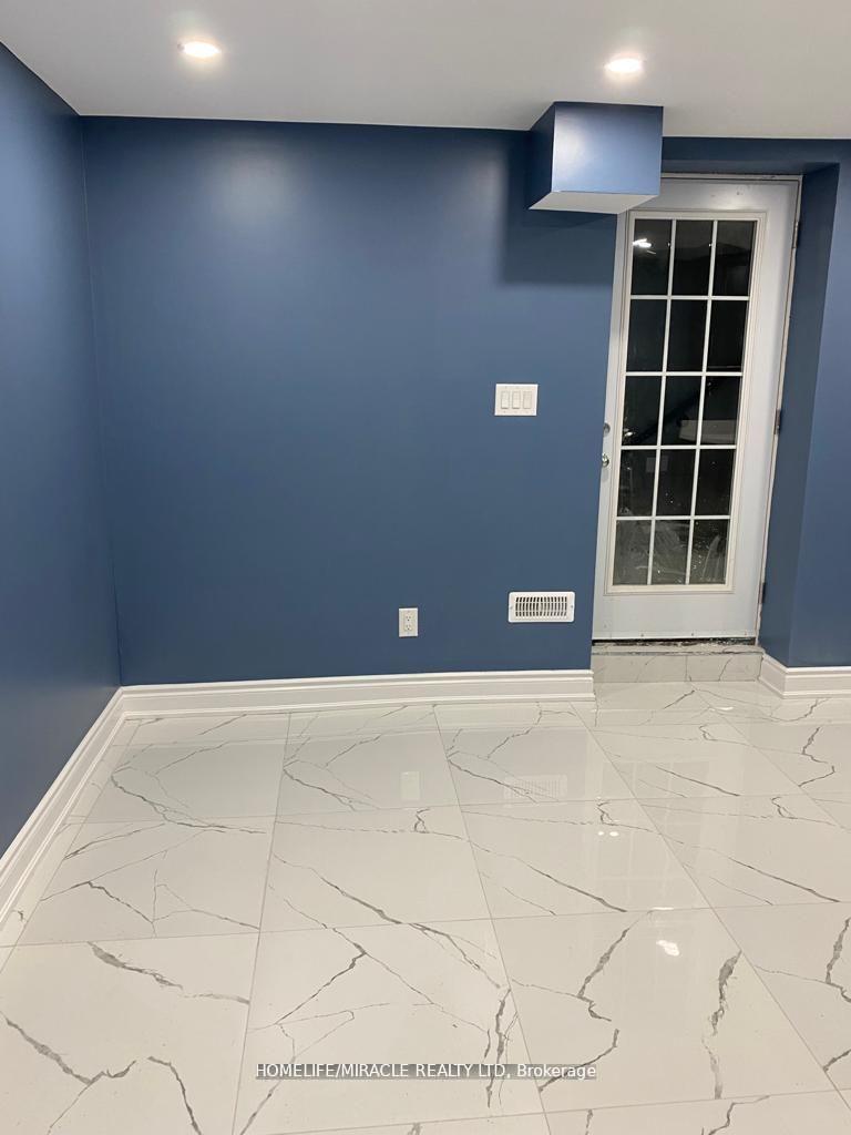 Photo 1 of 5 Farringdon Crescent, Brampton, Northwest Brampton — HOMEH