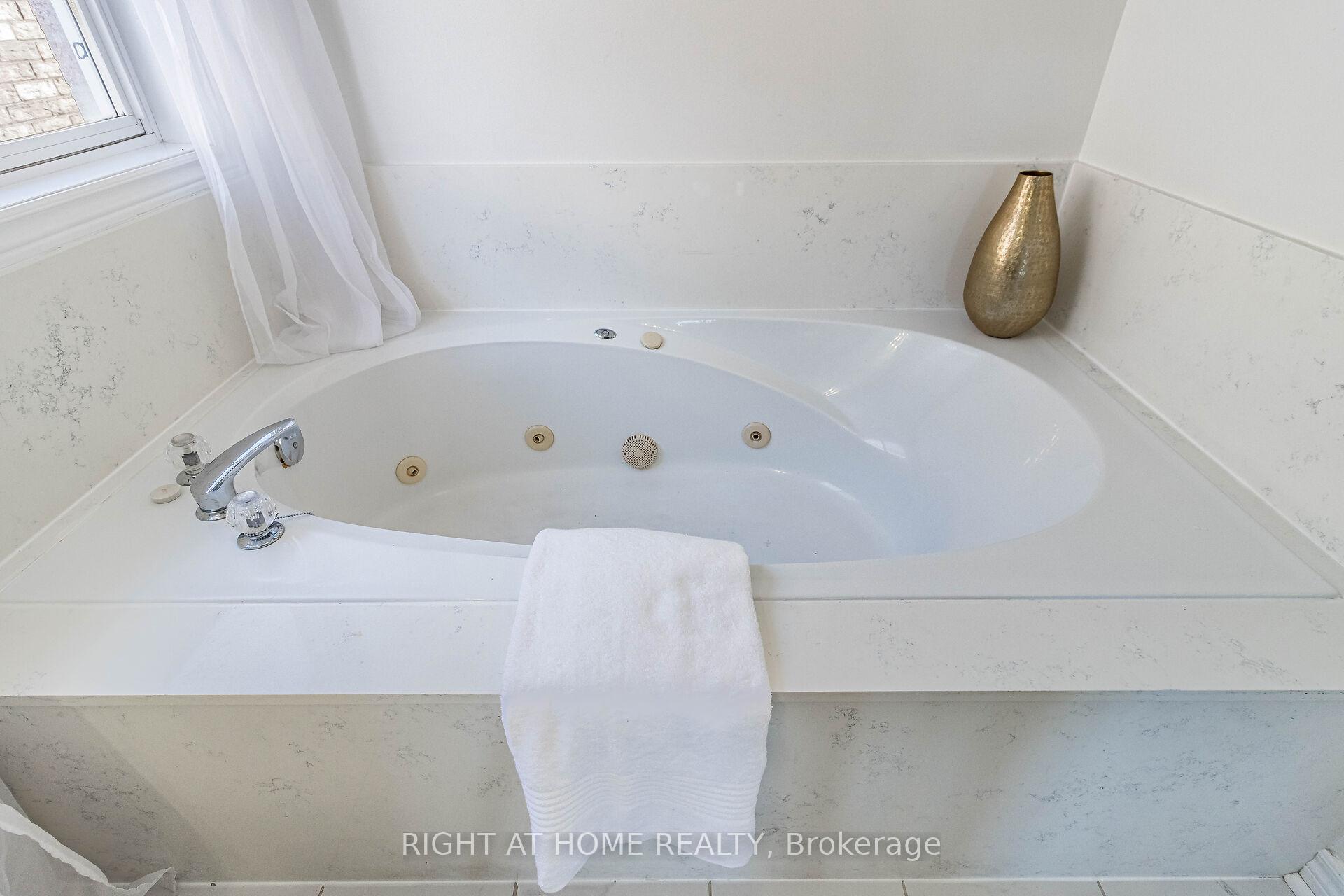 Photo 23 of 137 Queen Isabella Crescent, Vaughan, Vellore Village — HOMEH