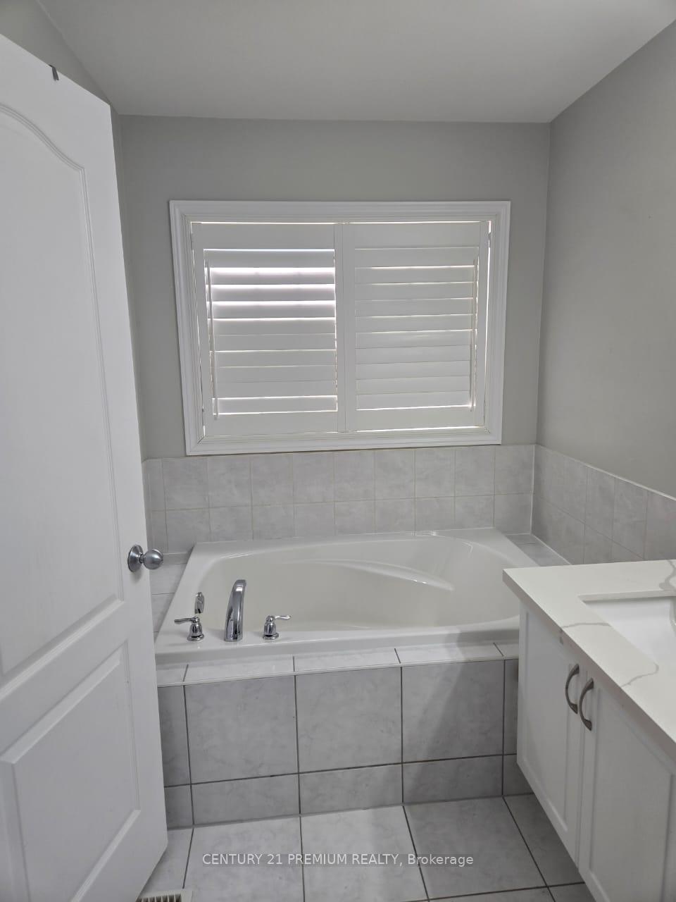 Photo 12 of 49 Clearfield Drive, Brampton, Bram East — HOMEH