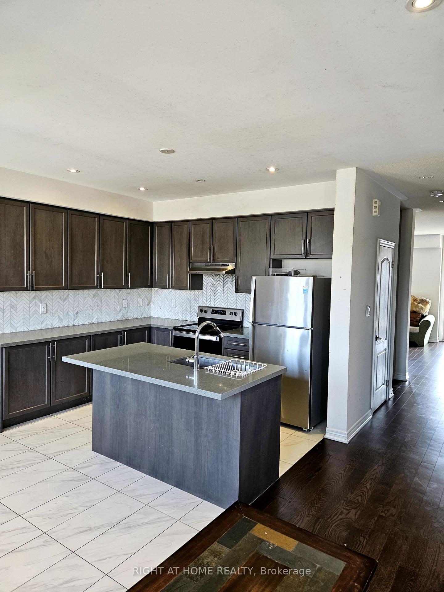 Photo 14 of Unit Unit A, 27 Hashmi Place, Brampton, Credit Valley — HOMEH