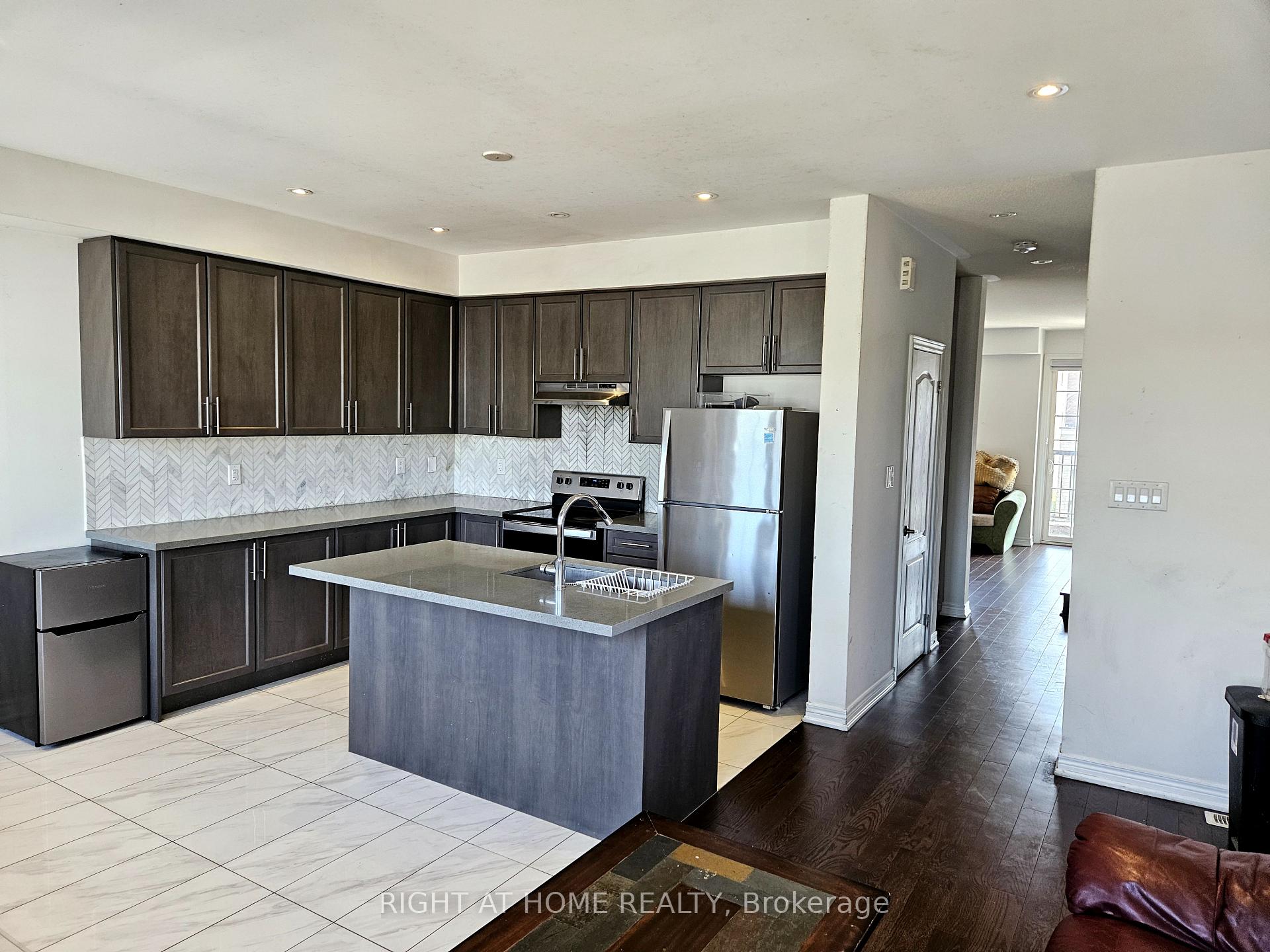 Photo 11 of Unit Unit A, 27 Hashmi Place, Brampton, Credit Valley — HOMEH