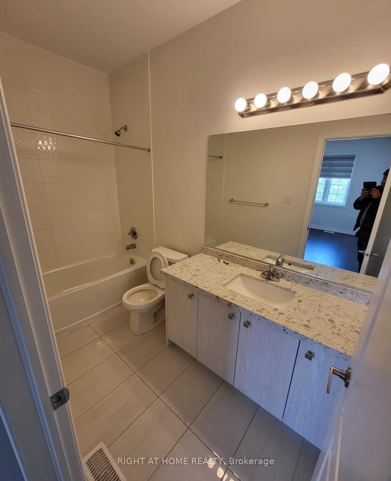 Photo 7 of Unit Unit A, 27 Hashmi Place, Brampton, Credit Valley — HOMEH