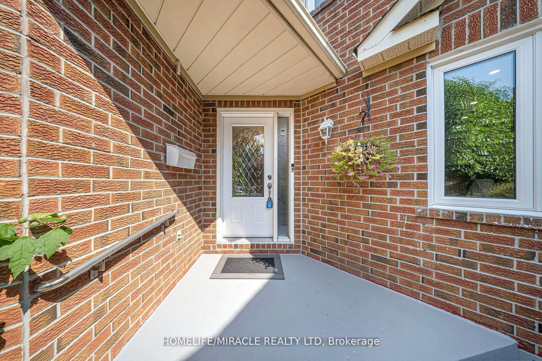 Photo 4 of 19 McCabe Crescent, Vaughan, Lakeview Estates — HOMEH