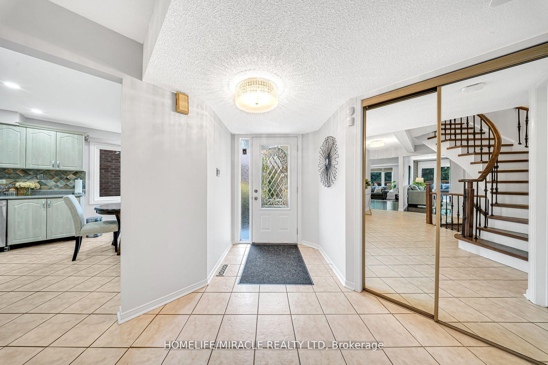 Photo 5 of 19 McCabe Crescent, Vaughan, Lakeview Estates — HOMEH