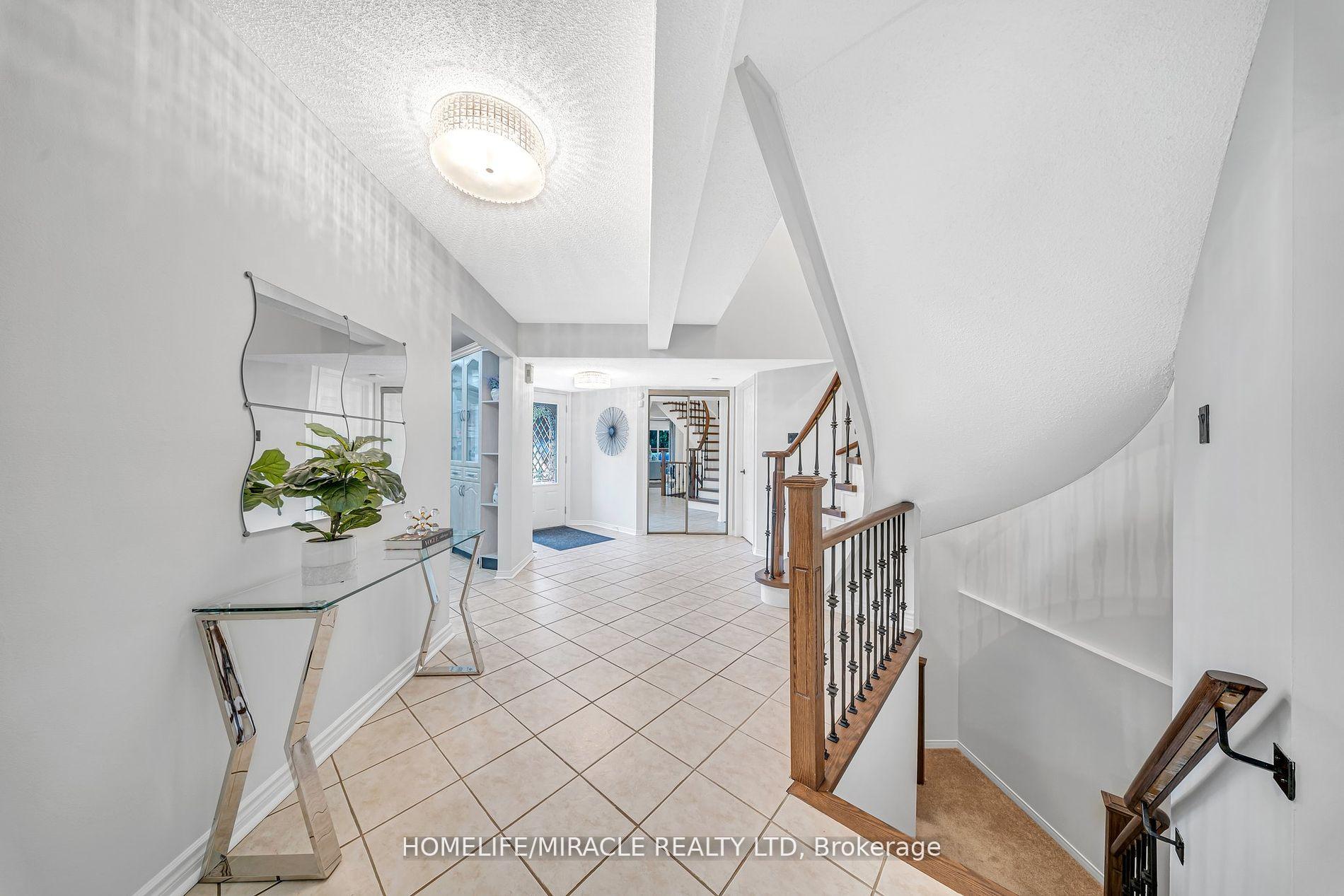 Photo 7 of 19 McCabe Crescent, Vaughan, Lakeview Estates — HOMEH