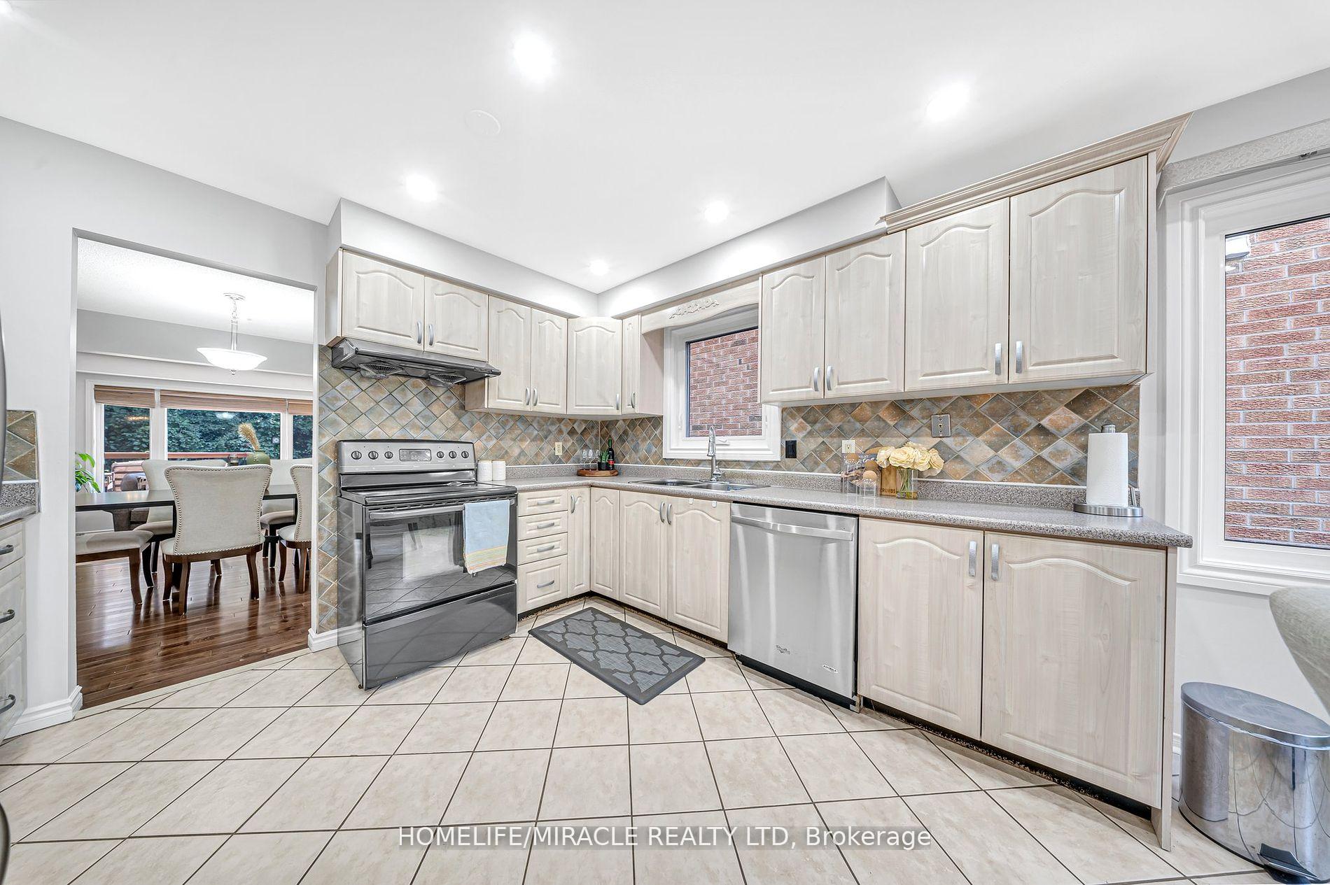 Photo 9 of 19 McCabe Crescent, Vaughan, Lakeview Estates — HOMEH