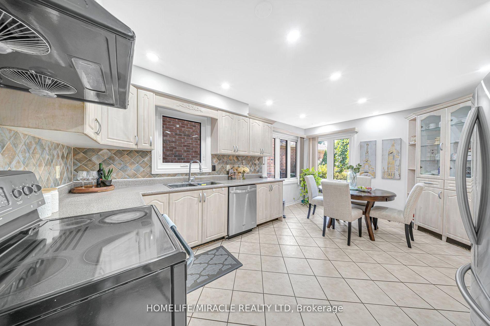 Photo 11 of 19 McCabe Crescent, Vaughan, Lakeview Estates — HOMEH
