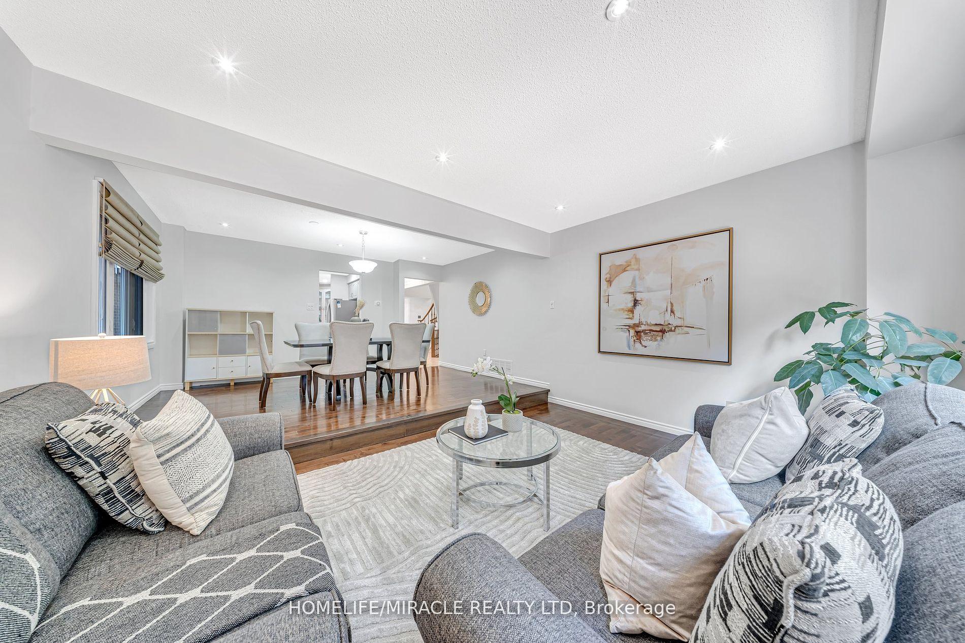 Photo 14 of 19 McCabe Crescent, Vaughan, Lakeview Estates — HOMEH