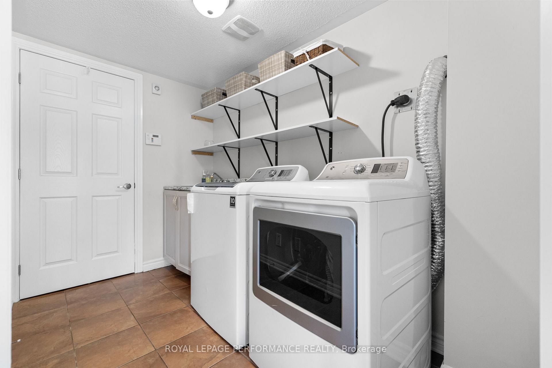 Photo 5 of 2527 Waterlilly Way, Ottawa, Barrhaven - Heritage Park — HOMEH