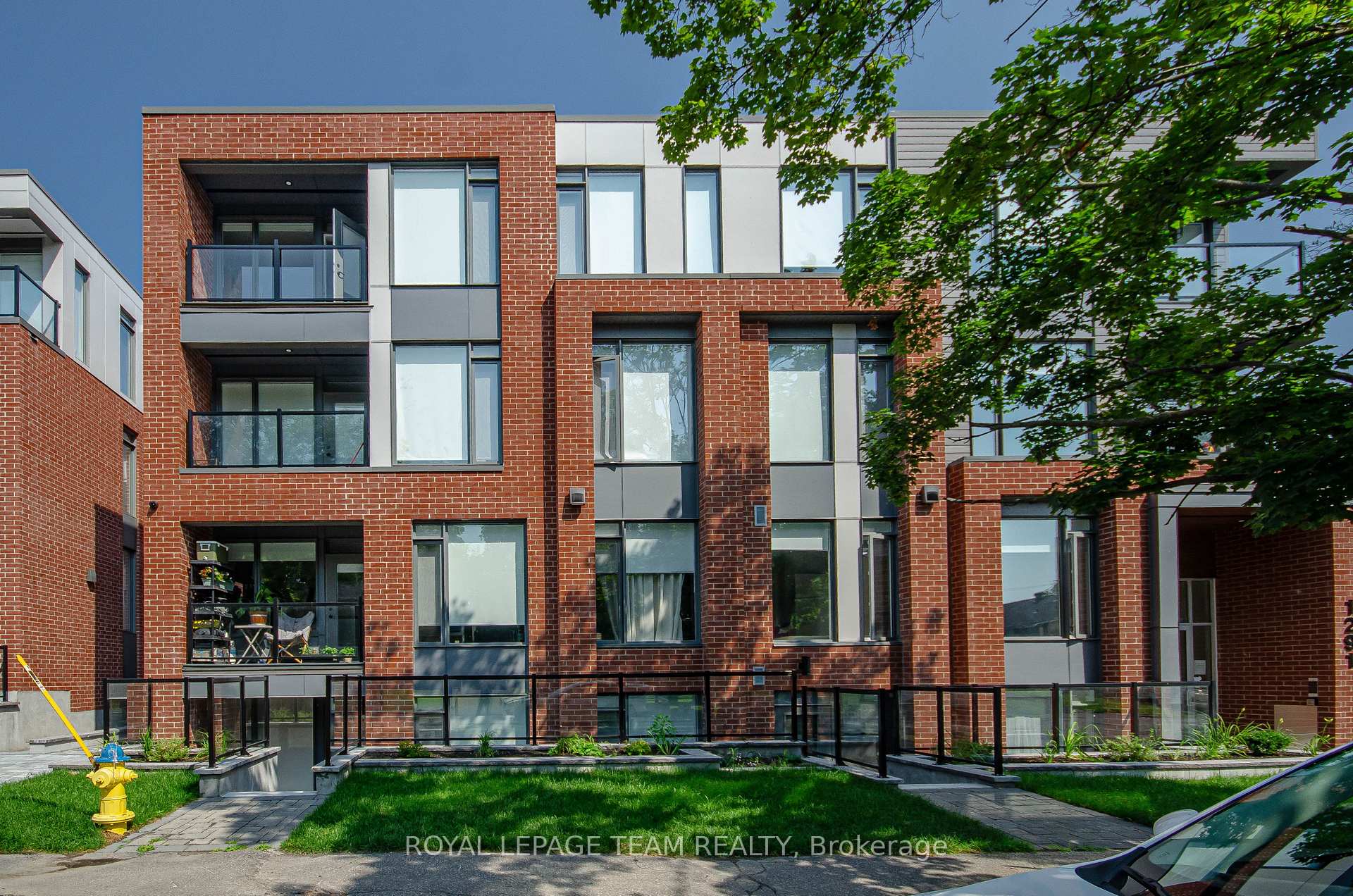 Front of Unit 102, 1291 Summerville Avenue