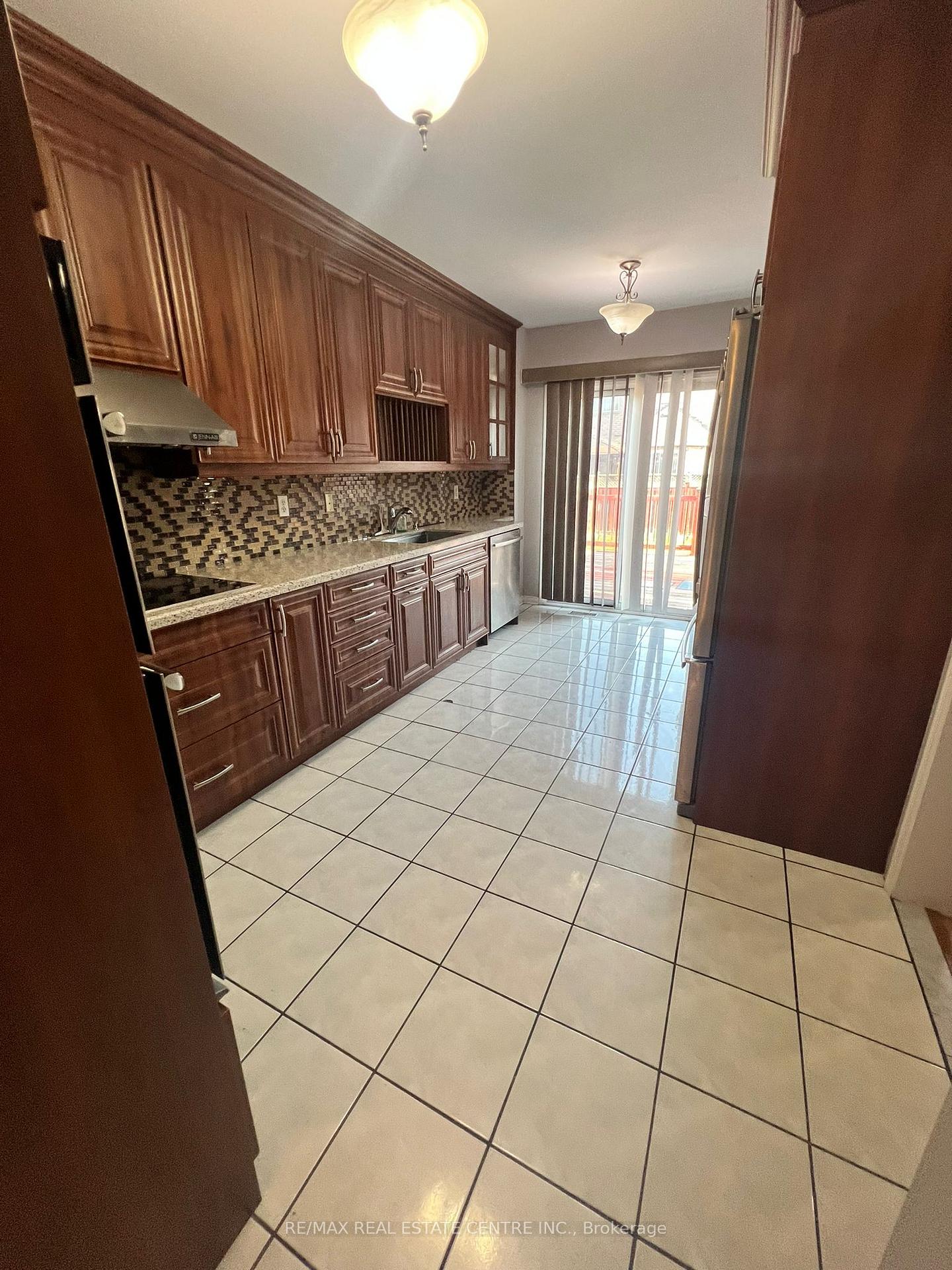 Photo 5 of Unit Upper, 18 Legacy Lane, Brampton, Fletcher's Creek Village — HOMEH