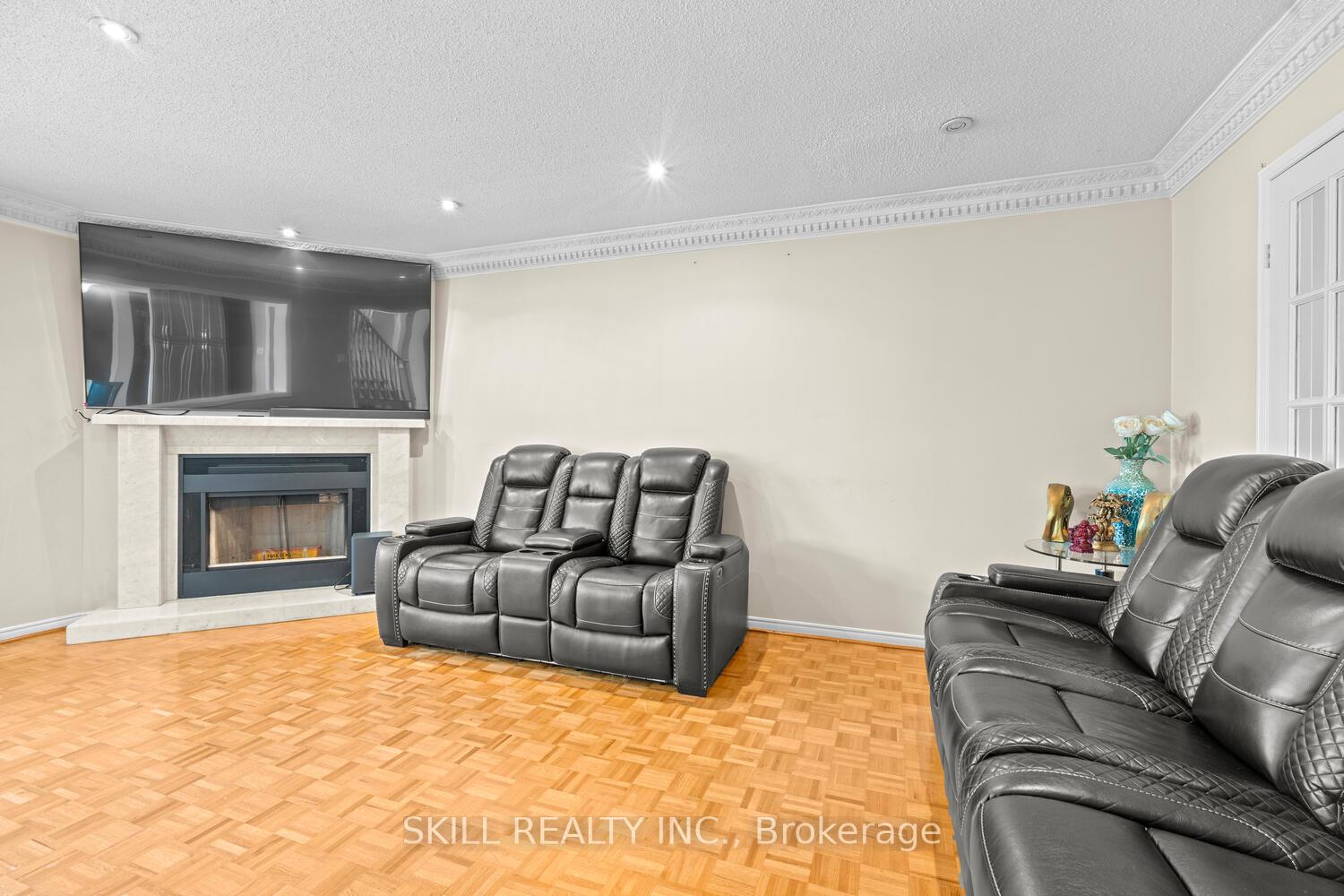 Photo 9 of 49 Amy Court, Vaughan, East Woodbridge — HOMEH