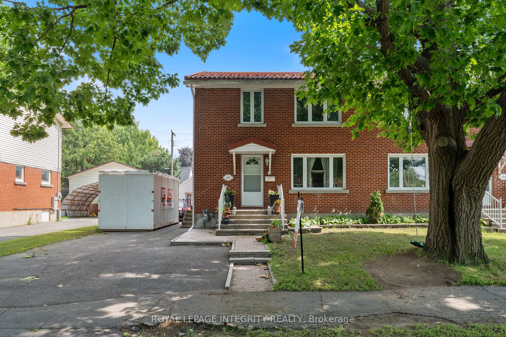Front of 1350 Leaside Avenue