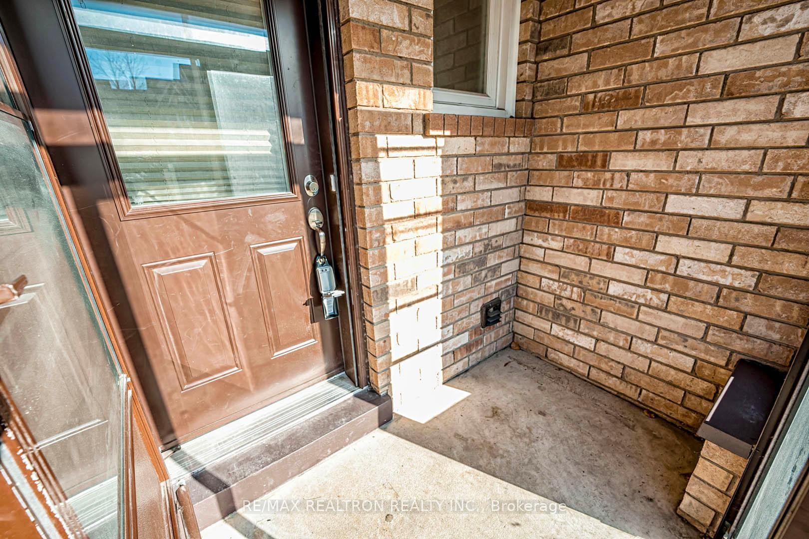 Photo 4 of 32 Kelso Crescent, Vaughan, Maple — HOMEH