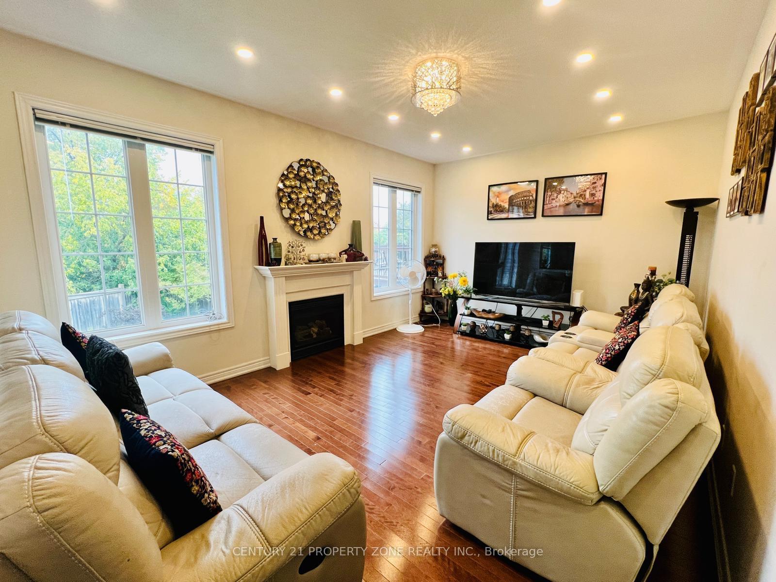 Photo 13 of 31 Tennant Drive, Brampton, Sandringham-Wellington — HOMEH