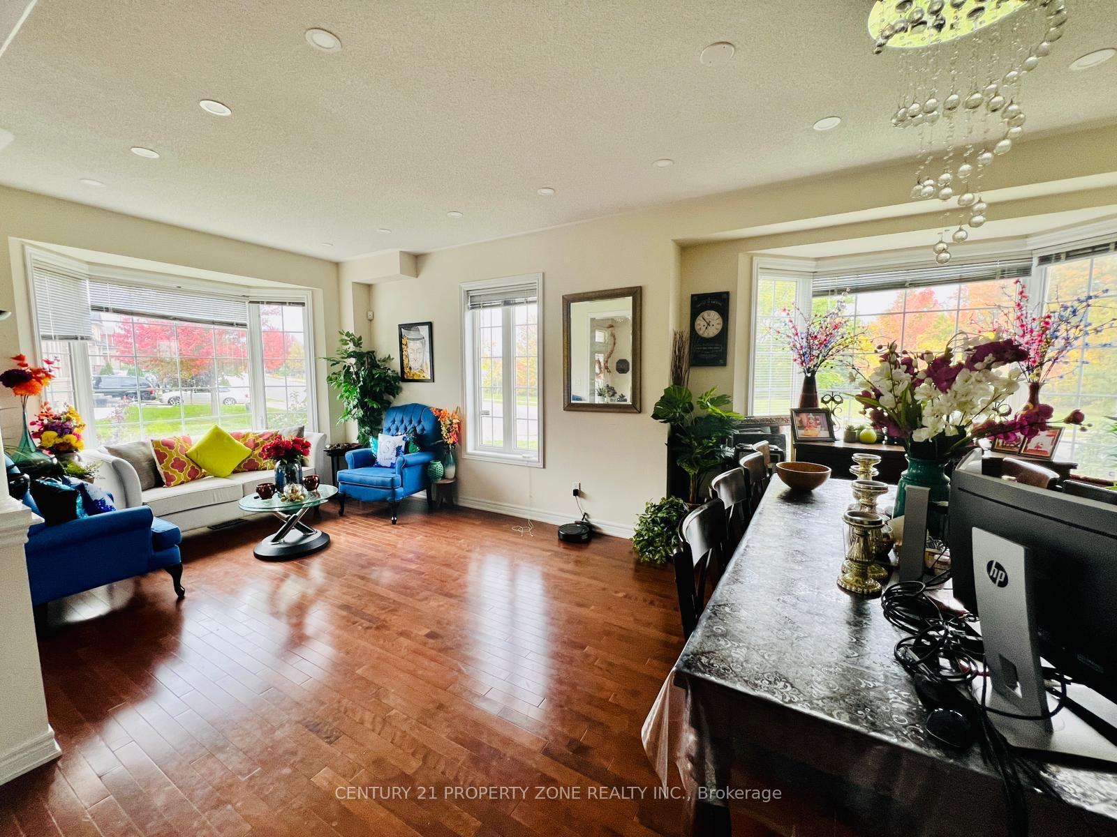 Photo 2 of 31 Tennant Drive, Brampton, Sandringham-Wellington — HOMEH