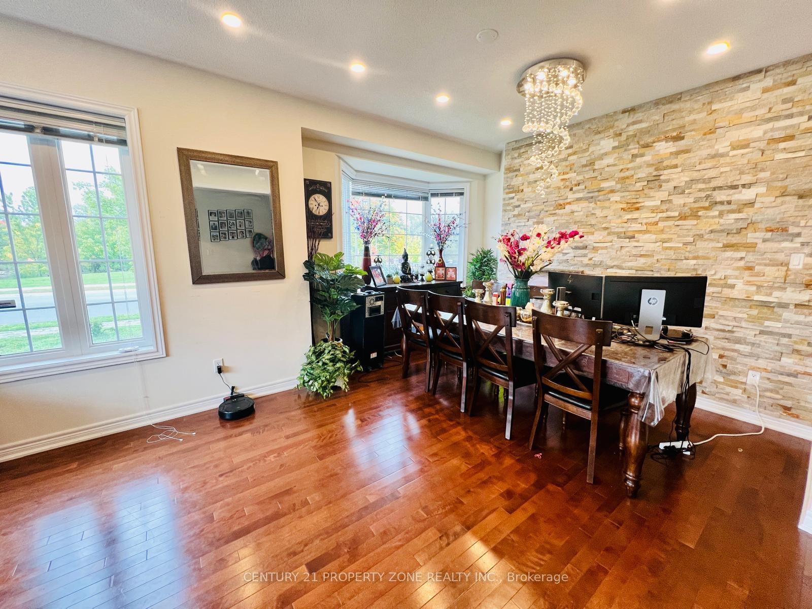 Photo 5 of 31 Tennant Drive, Brampton, Sandringham-Wellington — HOMEH