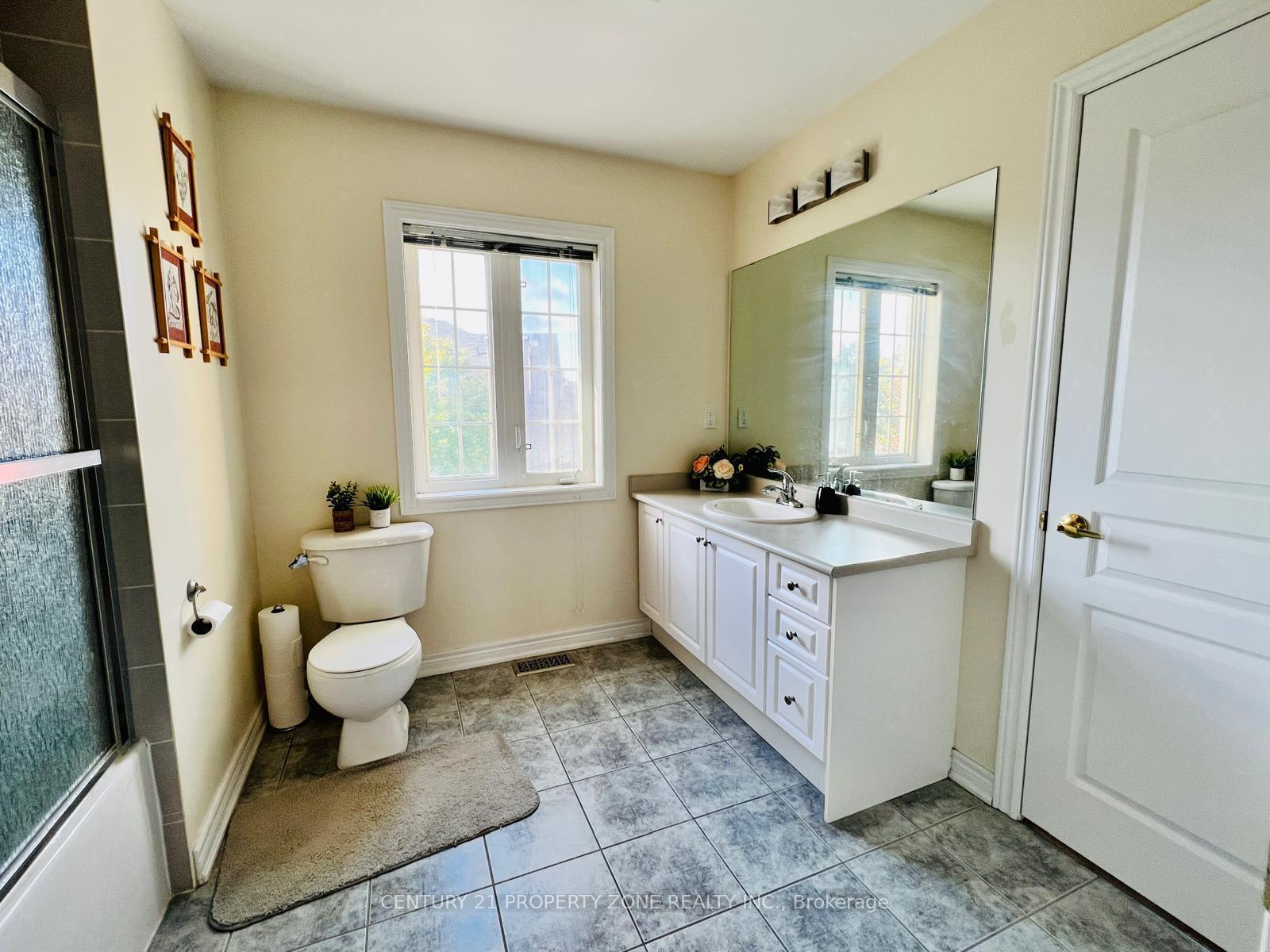 Photo 23 of 31 Tennant Drive, Brampton, Sandringham-Wellington — HOMEH