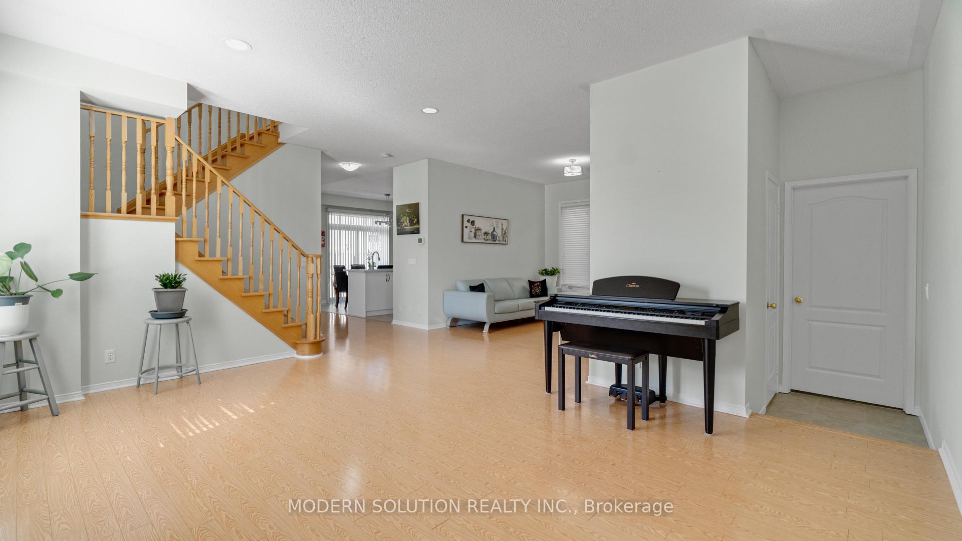 Photo 4 of 1 Petermann Street, Aurora, Bayview Northeast — HOMEH
