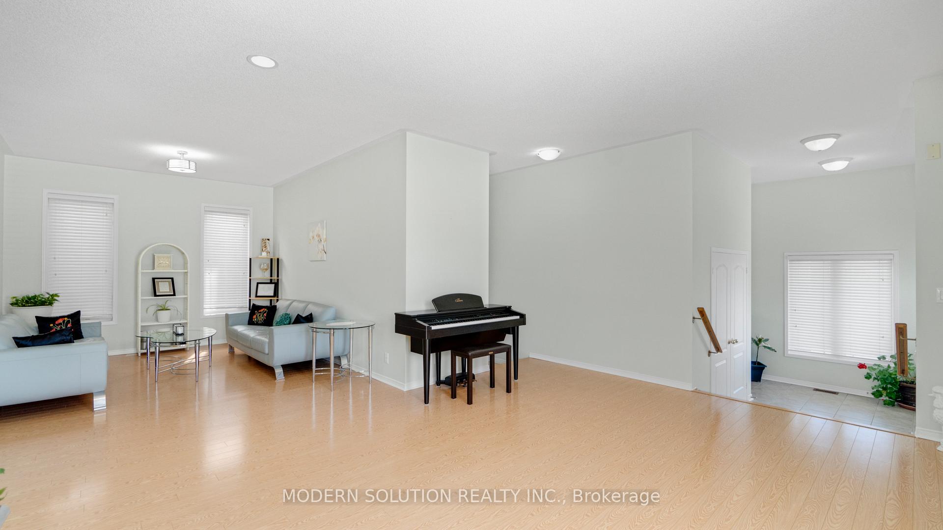 Photo 9 of 1 Petermann Street, Aurora, Bayview Northeast — HOMEH