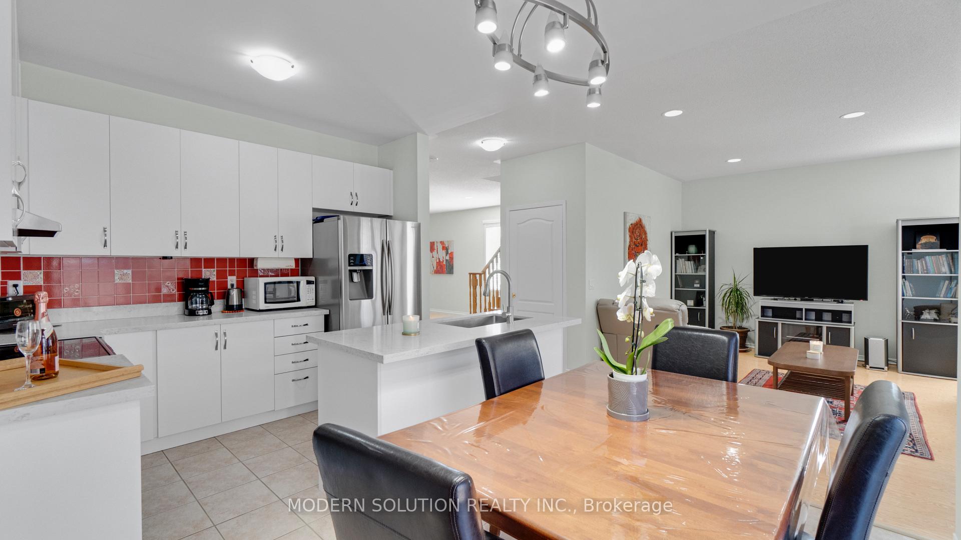 Photo 12 of 1 Petermann Street, Aurora, Bayview Northeast — HOMEH