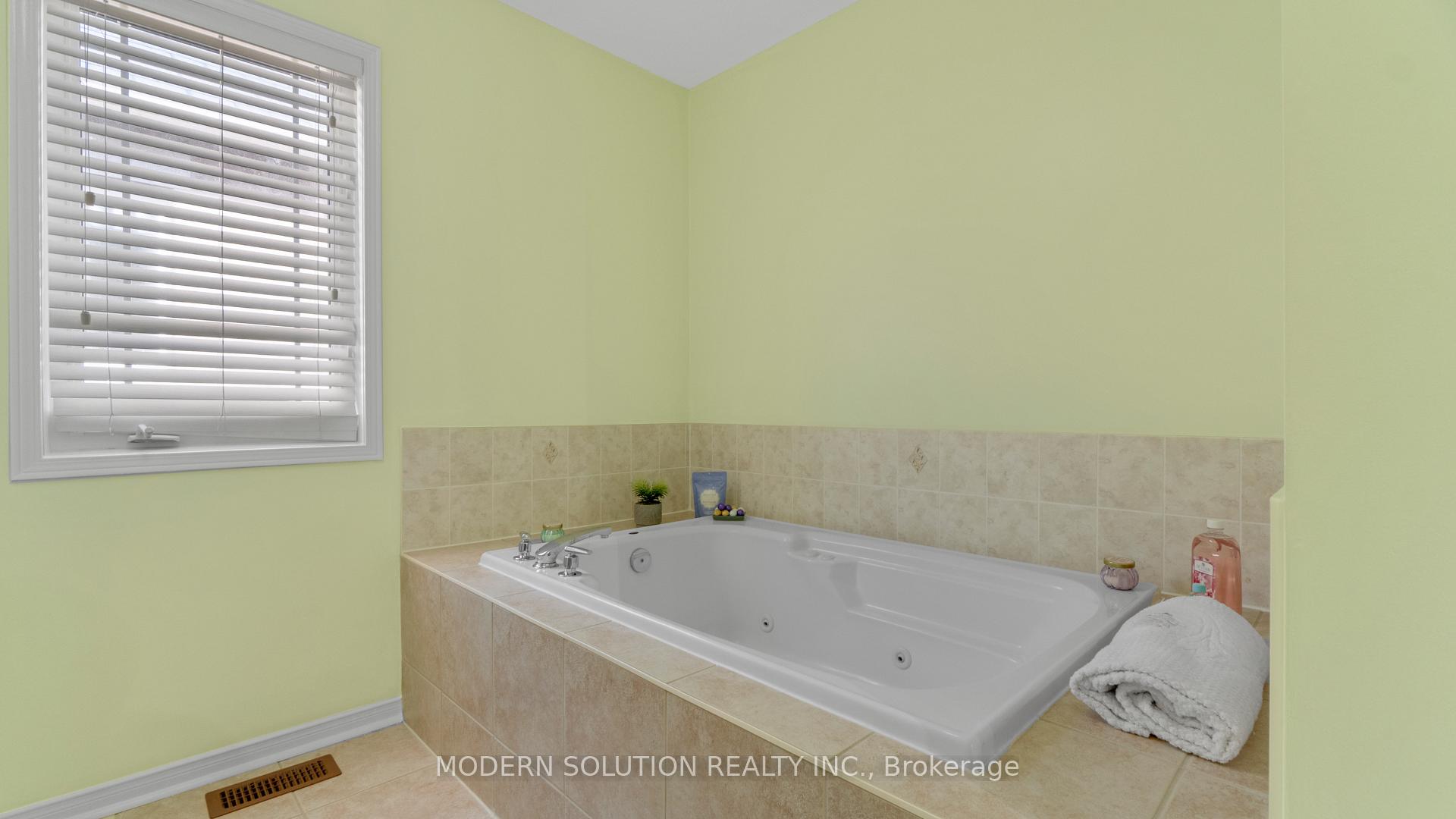 Photo 24 of 1 Petermann Street, Aurora, Bayview Northeast — HOMEH