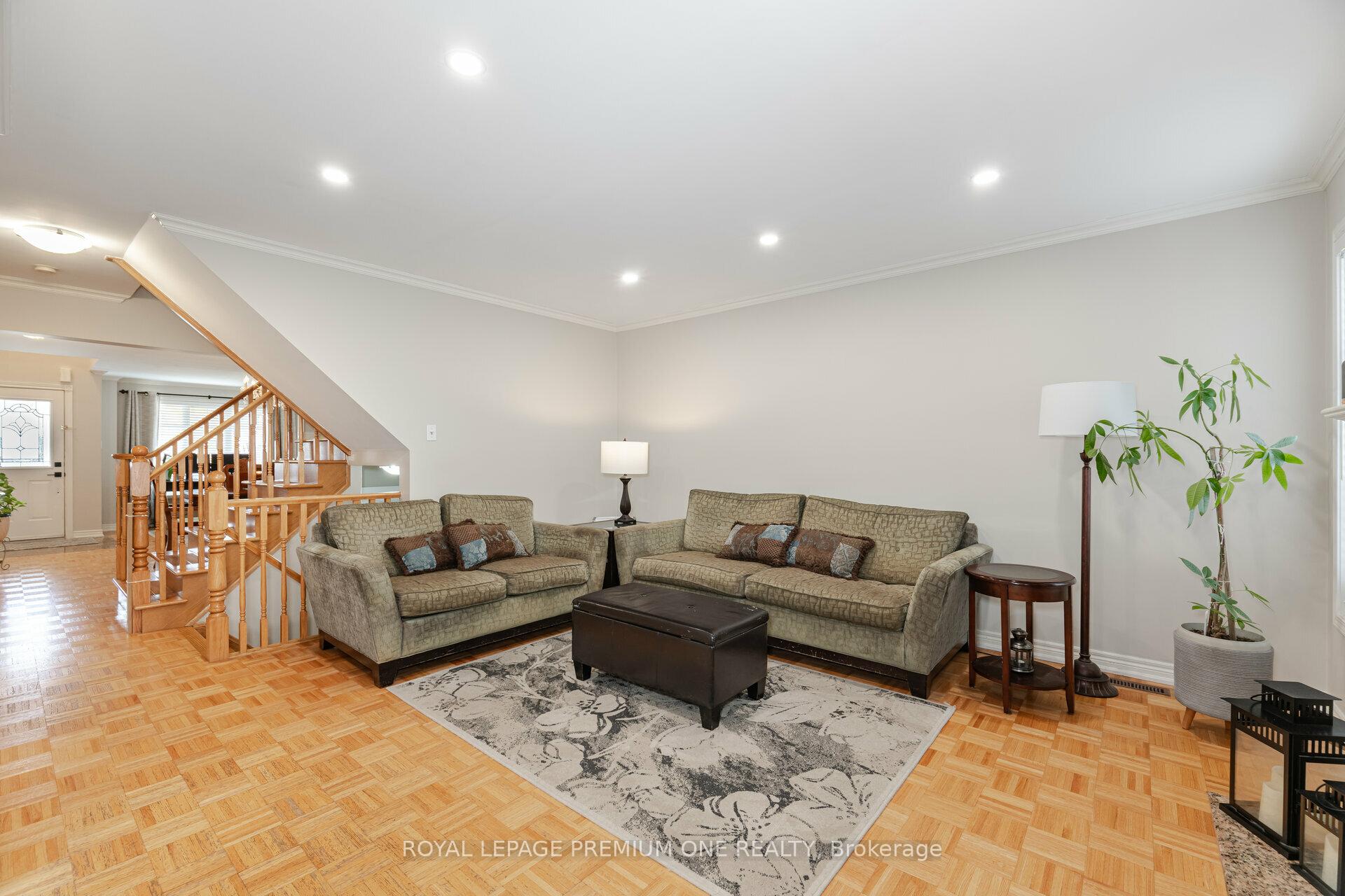 Photo 9 of 18 Mainland Crescent, Vaughan, Vellore Village — HOMEH
