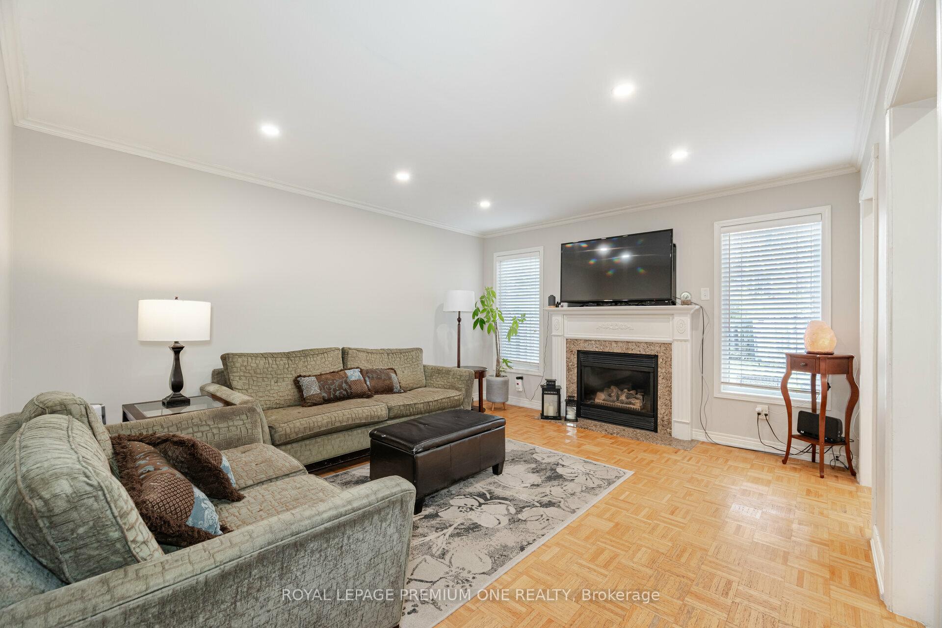 Photo 10 of 18 Mainland Crescent, Vaughan, Vellore Village — HOMEH