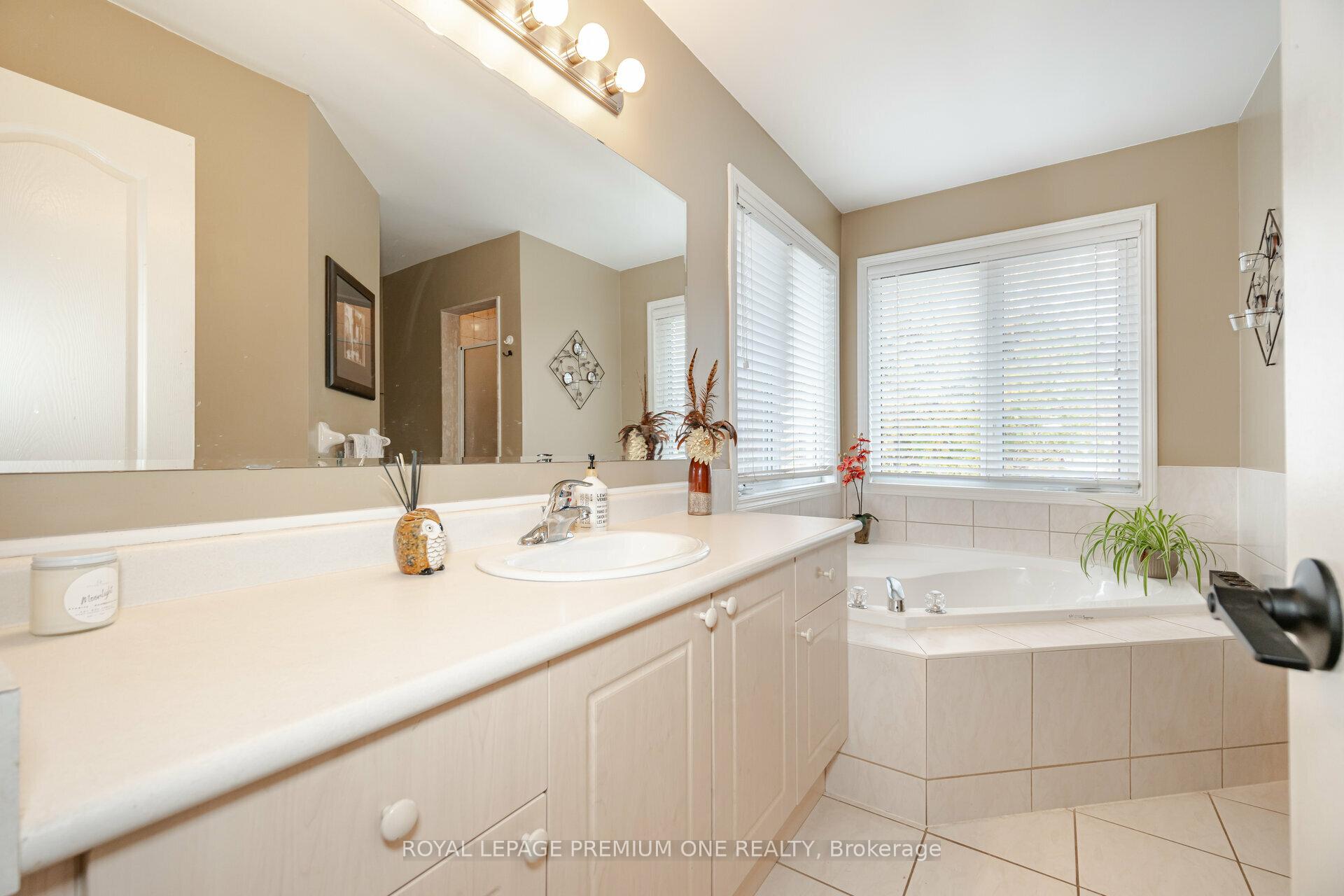 Photo 24 of 18 Mainland Crescent, Vaughan, Vellore Village — HOMEH