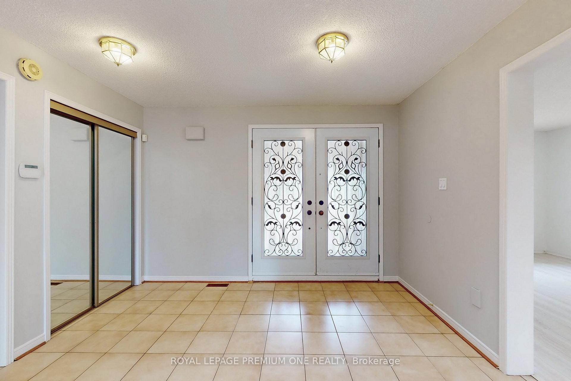 Photo 2 of 70 Vineyard Court, Vaughan, East Woodbridge — HOMEH