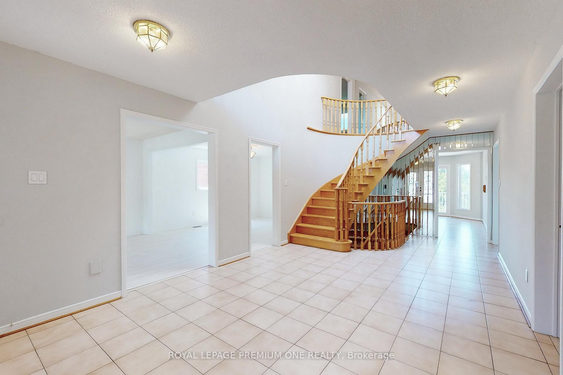 Photo 3 of 70 Vineyard Court, Vaughan, East Woodbridge — HOMEH