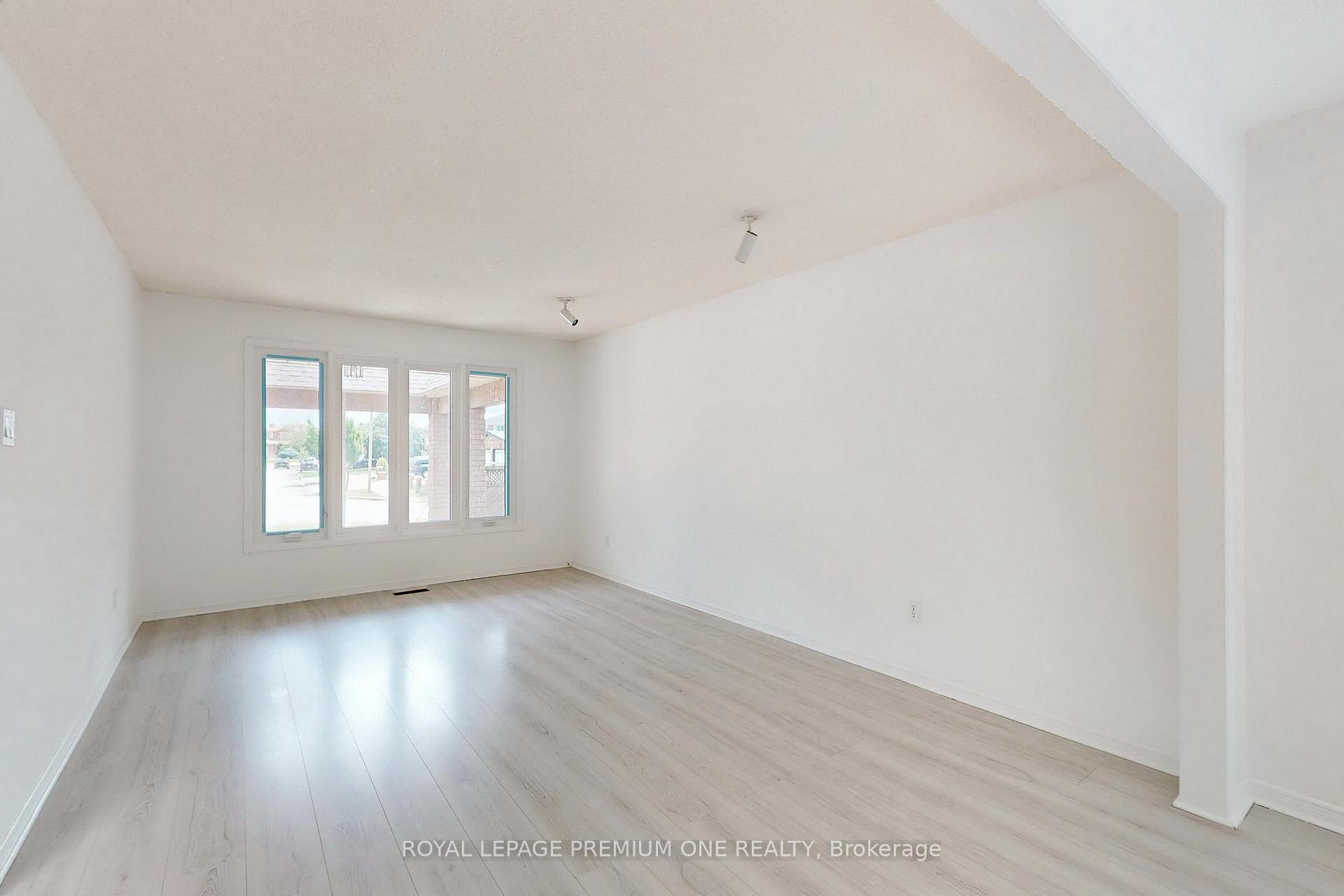 Photo 4 of 70 Vineyard Court, Vaughan, East Woodbridge — HOMEH