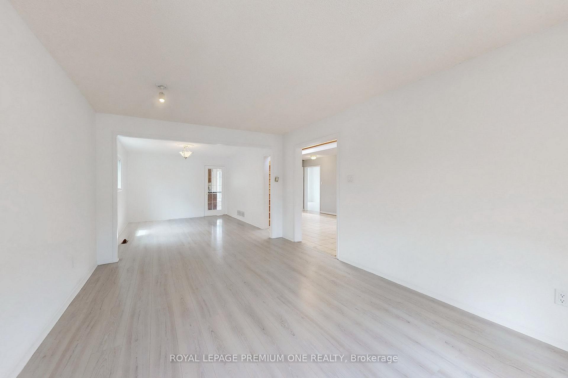 Photo 5 of 70 Vineyard Court, Vaughan, East Woodbridge — HOMEH