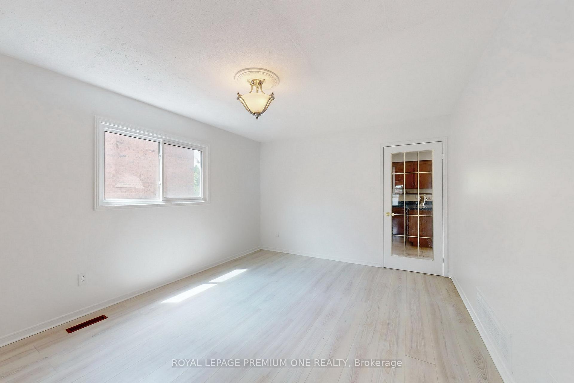 Photo 7 of 70 Vineyard Court, Vaughan, East Woodbridge — HOMEH