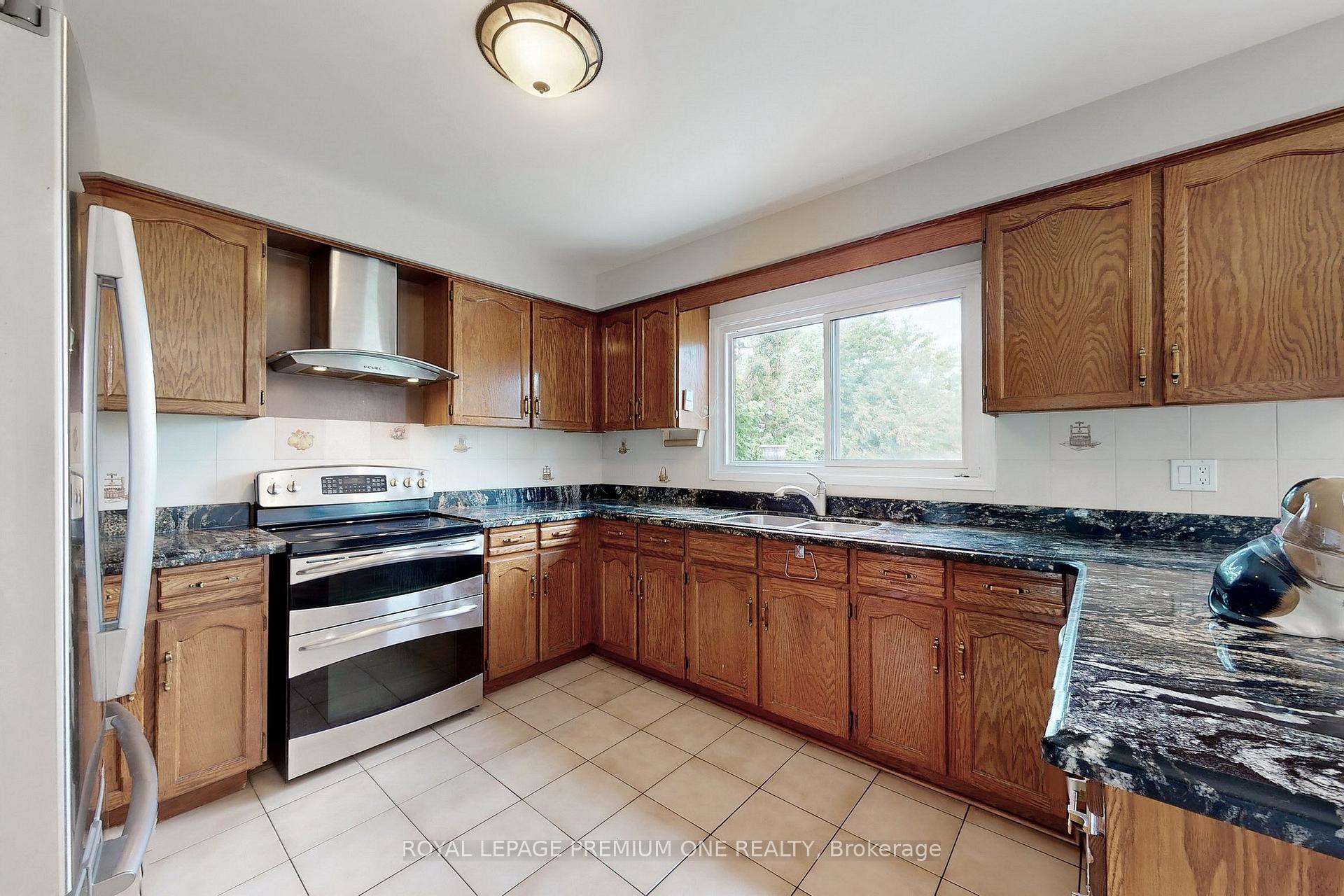 Photo 10 of 70 Vineyard Court, Vaughan, East Woodbridge — HOMEH