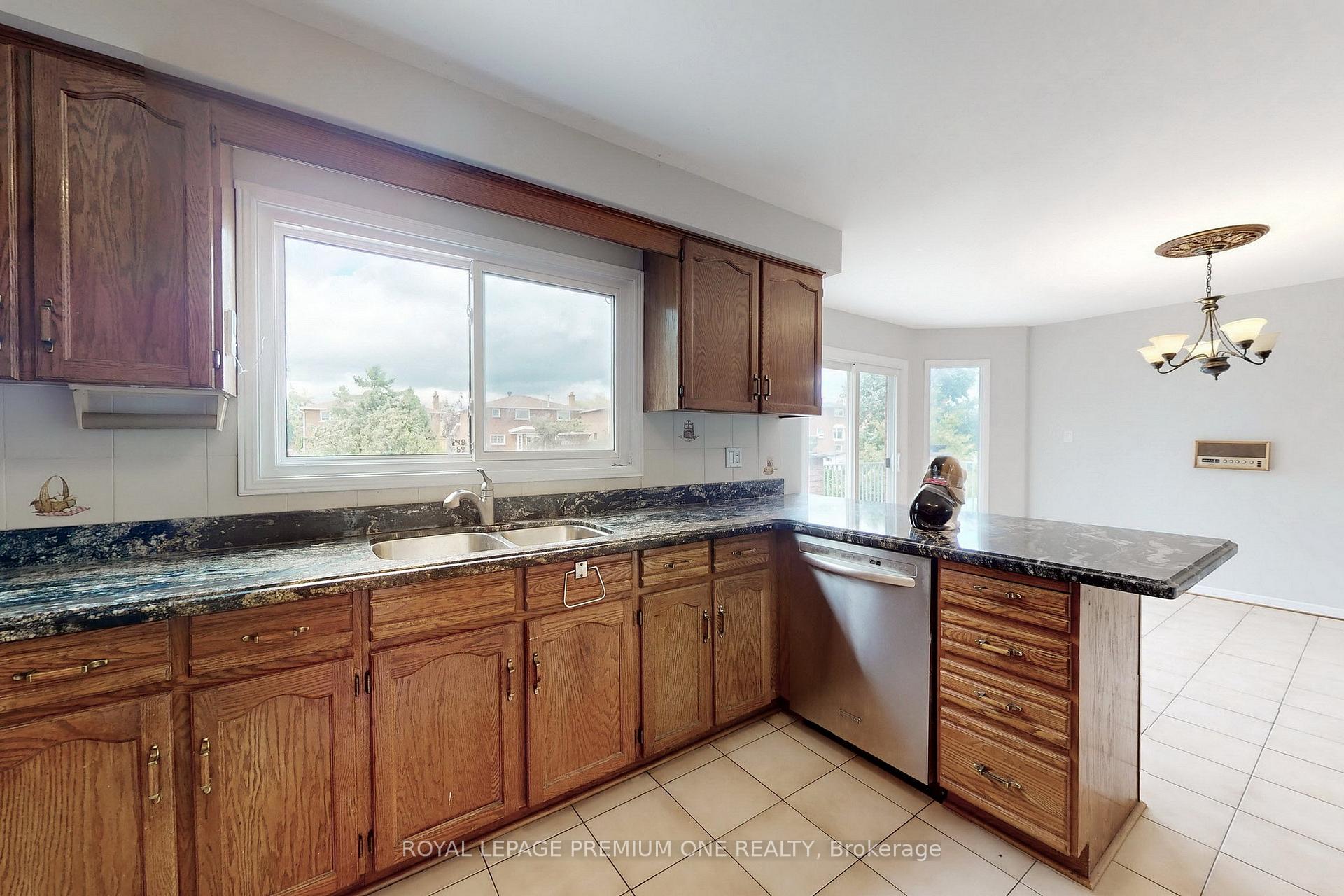 Photo 12 of 70 Vineyard Court, Vaughan, East Woodbridge — HOMEH