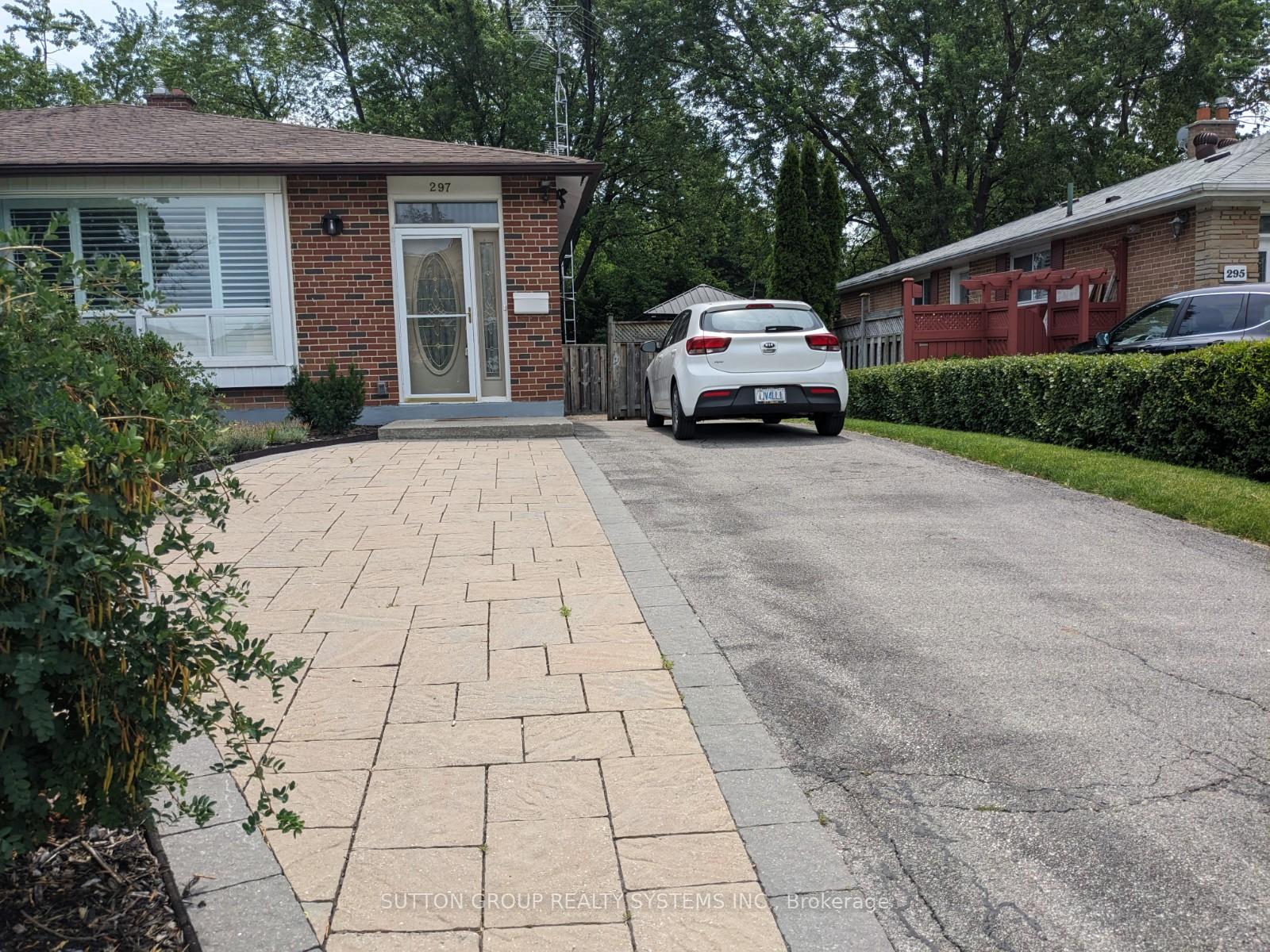 Front of Unit Bsmt, 297 Balmoral Drive