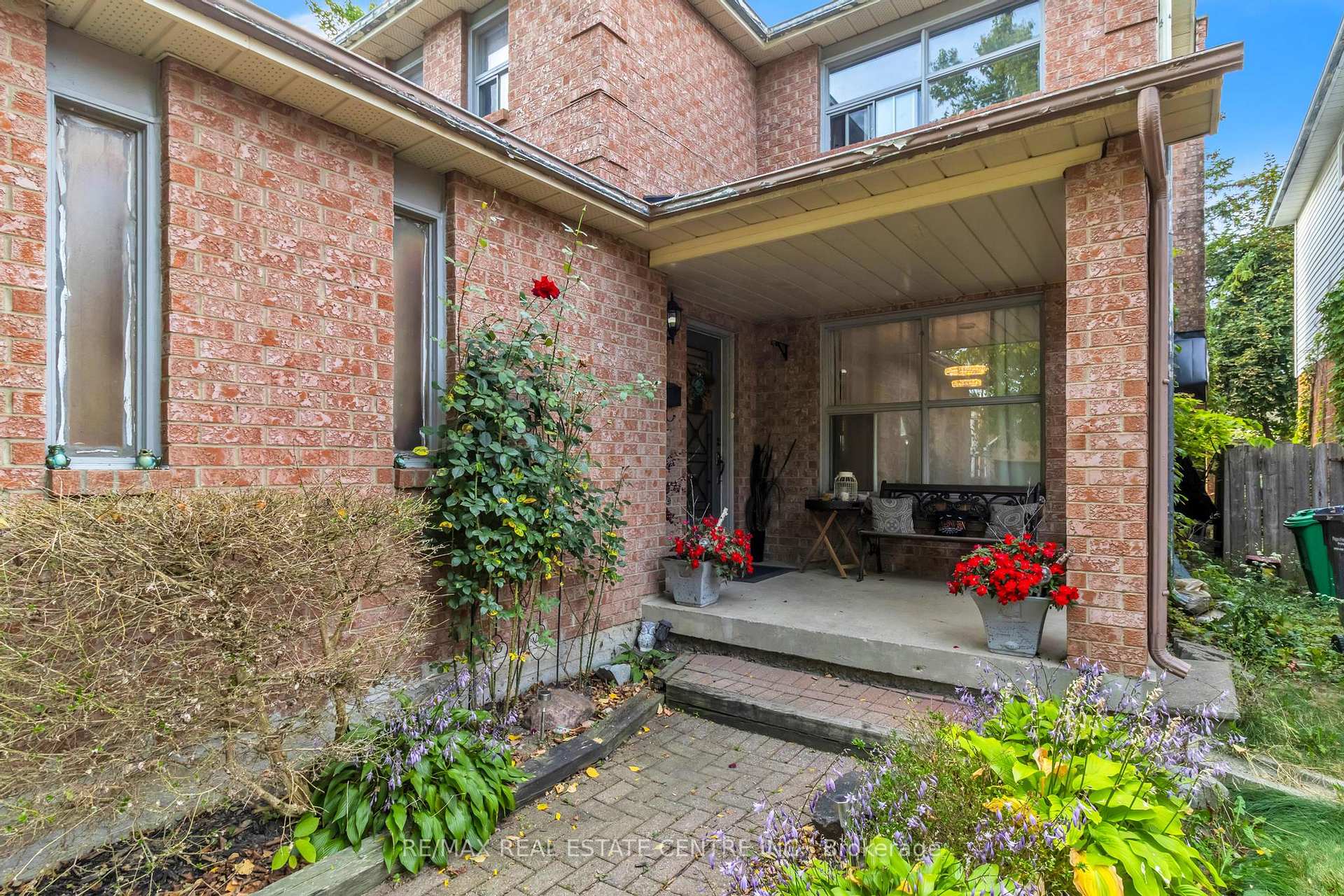 Photo 4 of 23 Oleander Crescent N, Brampton, Heart Lake East — HOMEH