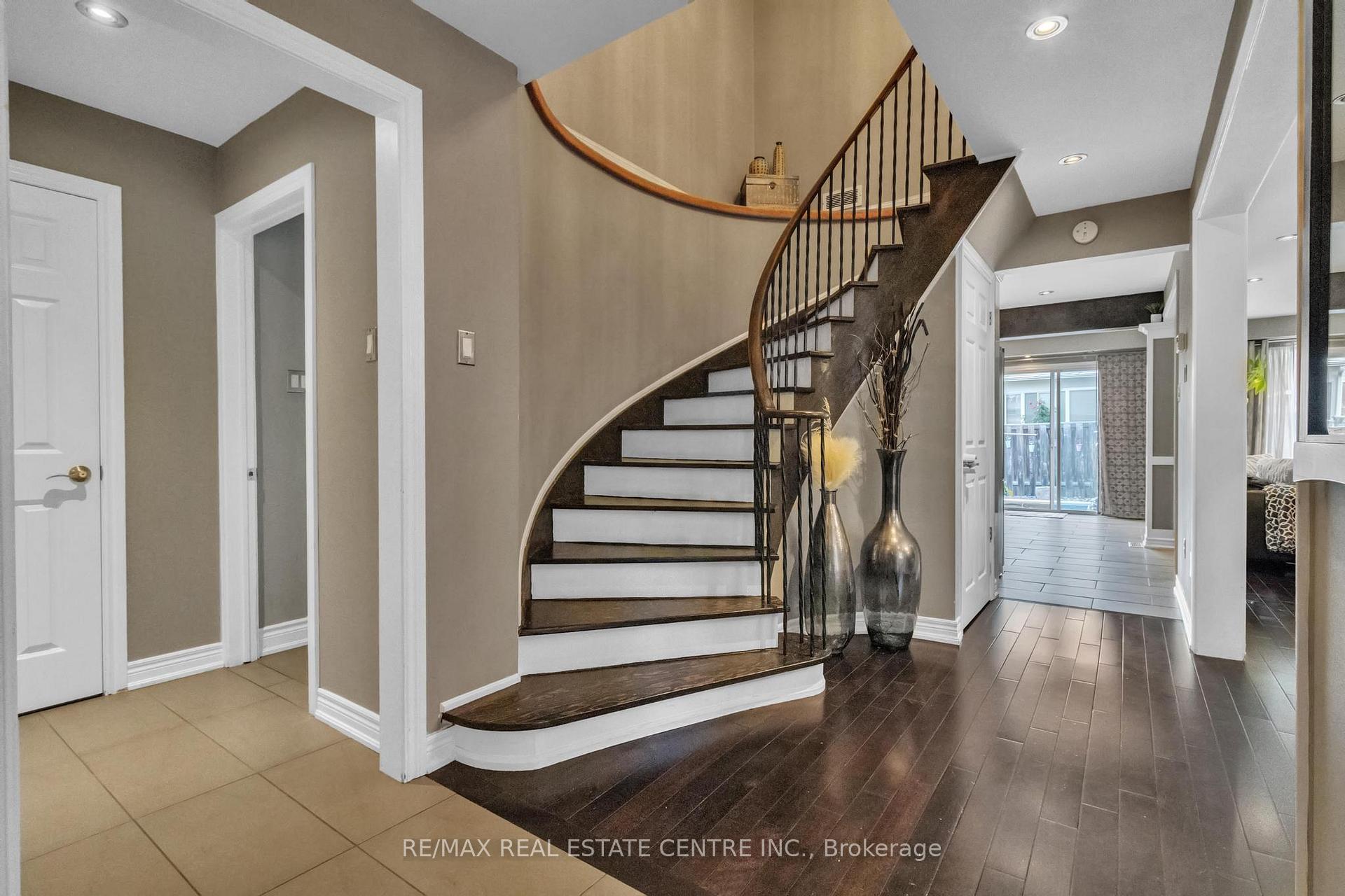 Photo 5 of 23 Oleander Crescent N, Brampton, Heart Lake East — HOMEH