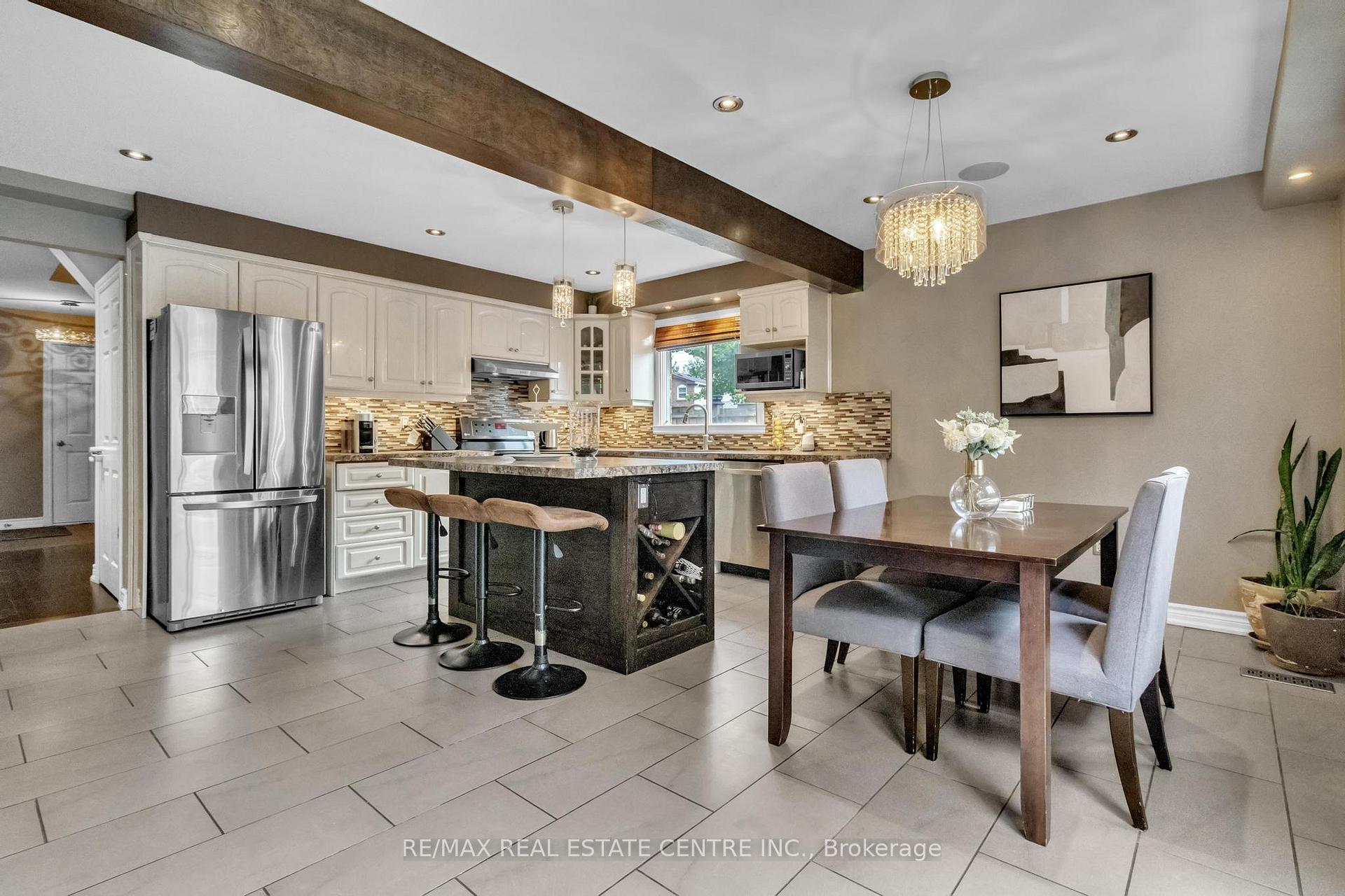 Photo 11 of 23 Oleander Crescent N, Brampton, Heart Lake East — HOMEH