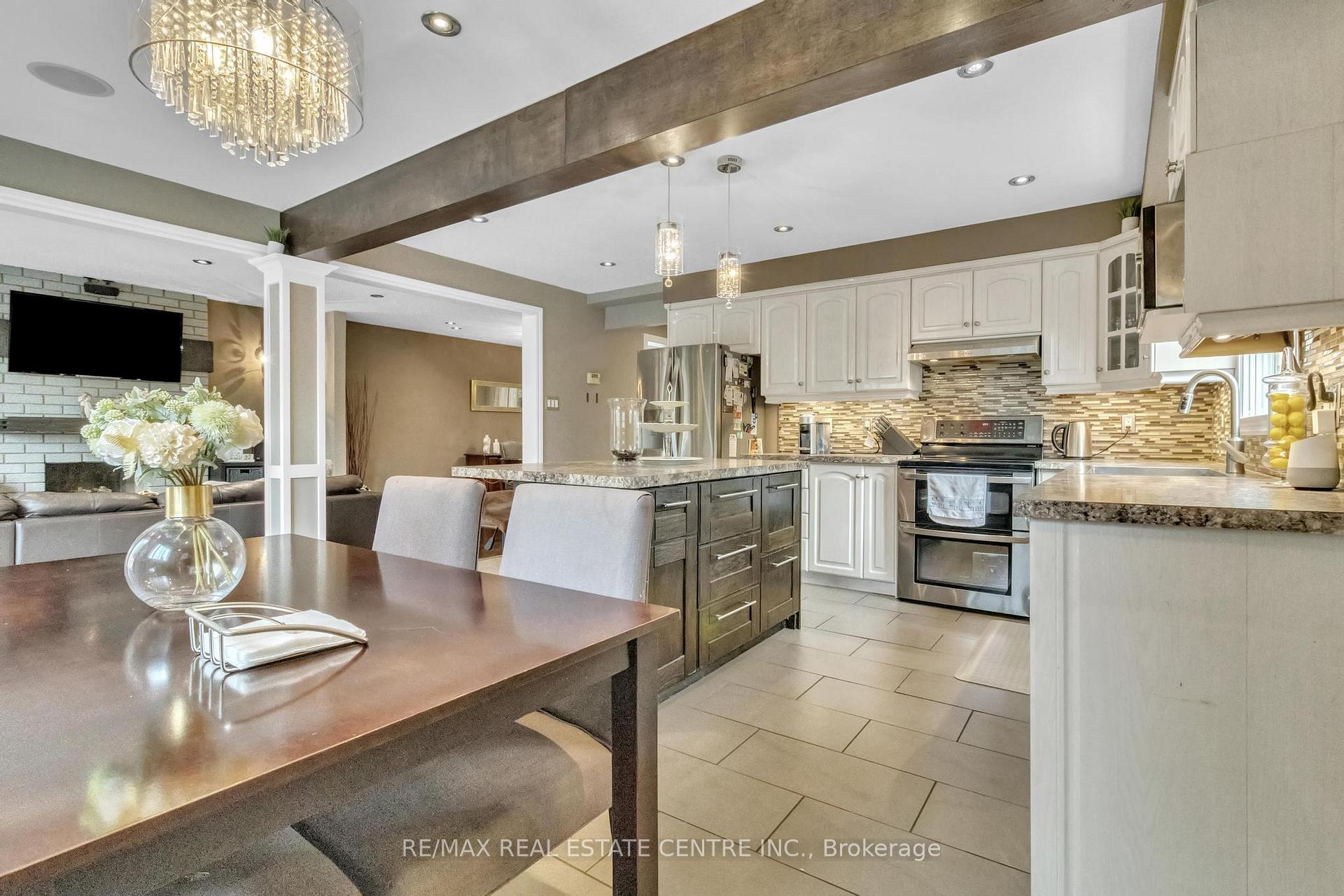 Photo 12 of 23 Oleander Crescent N, Brampton, Heart Lake East — HOMEH