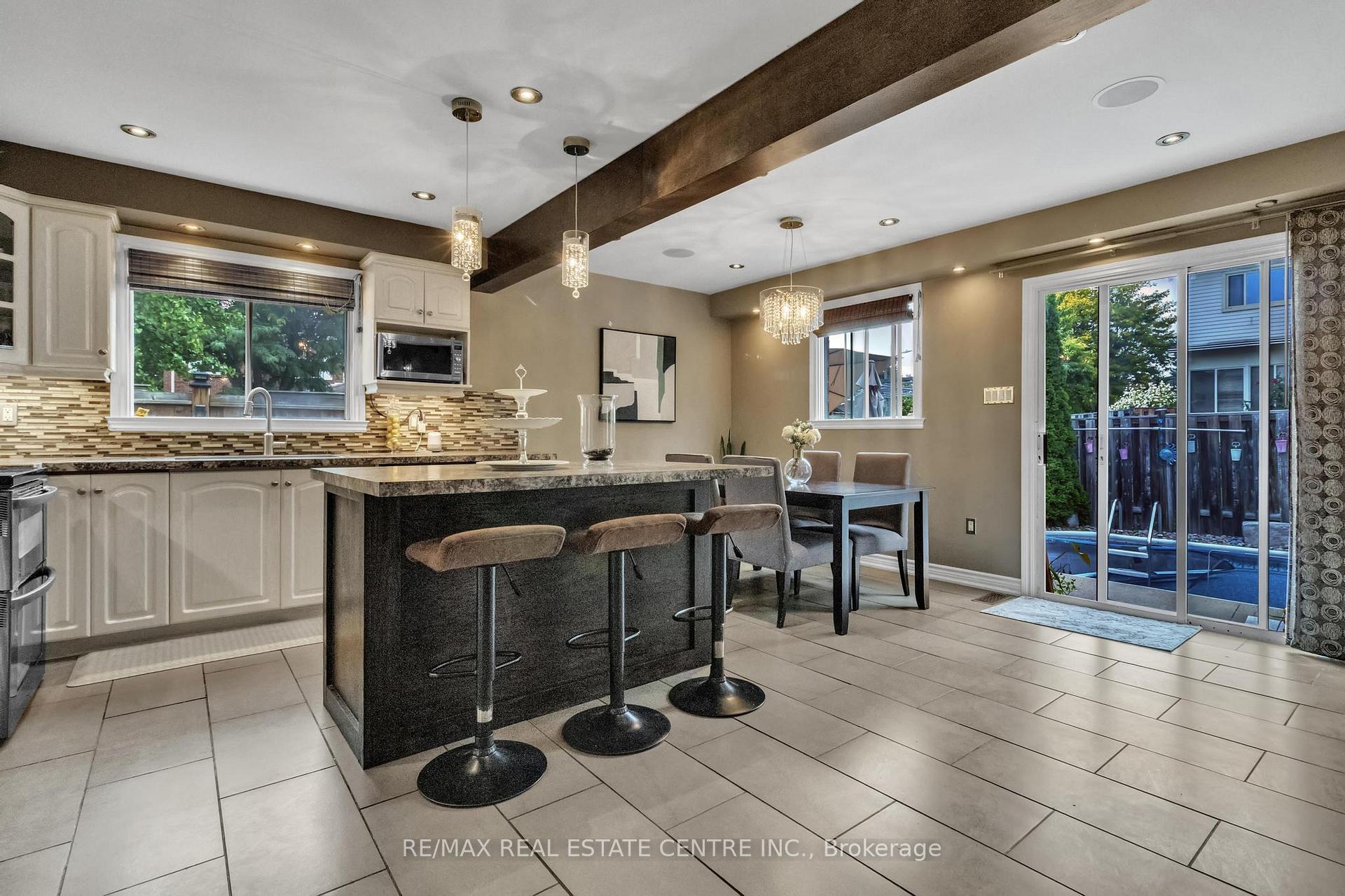 Photo 14 of 23 Oleander Crescent N, Brampton, Heart Lake East — HOMEH