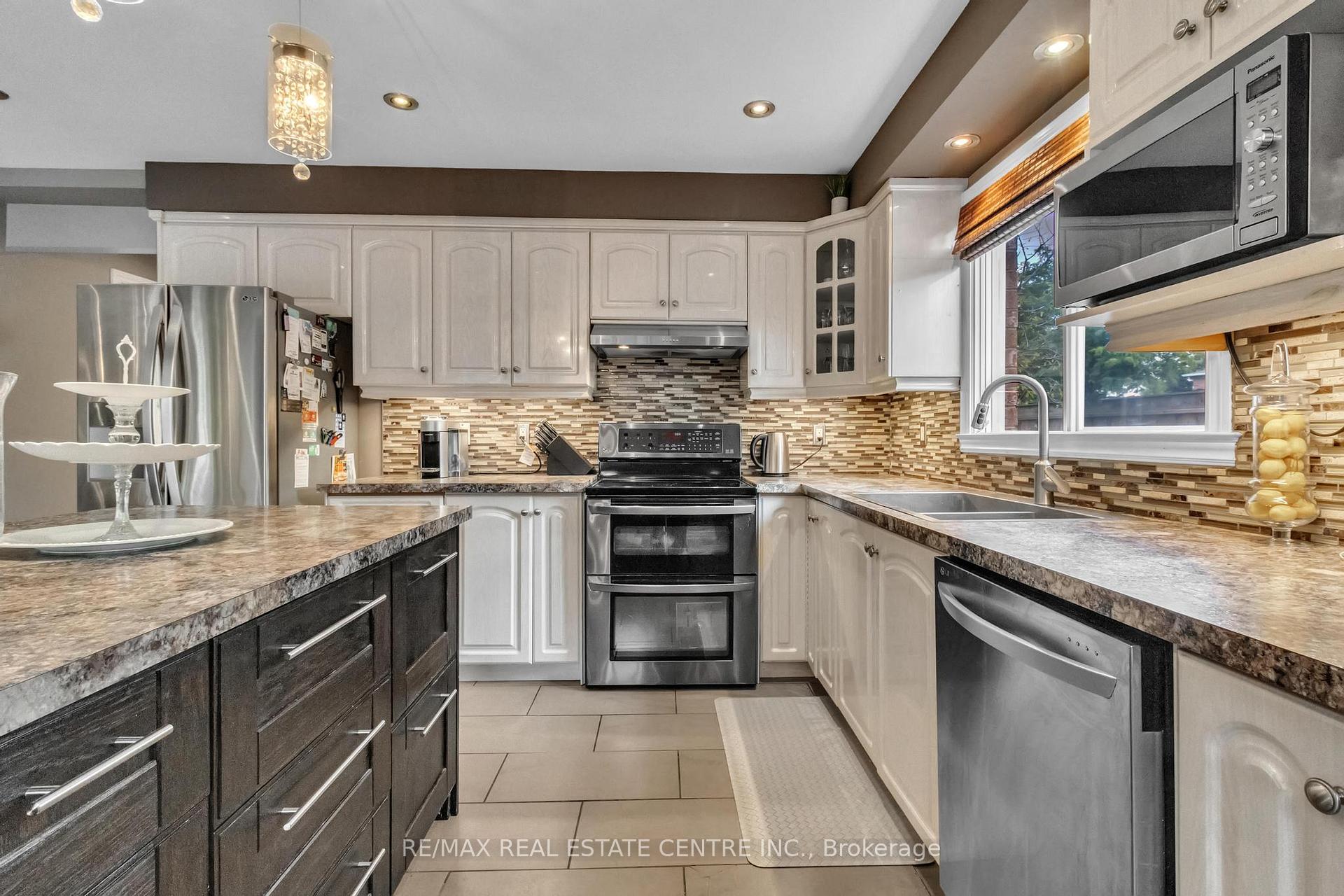 Photo 15 of 23 Oleander Crescent N, Brampton, Heart Lake East — HOMEH