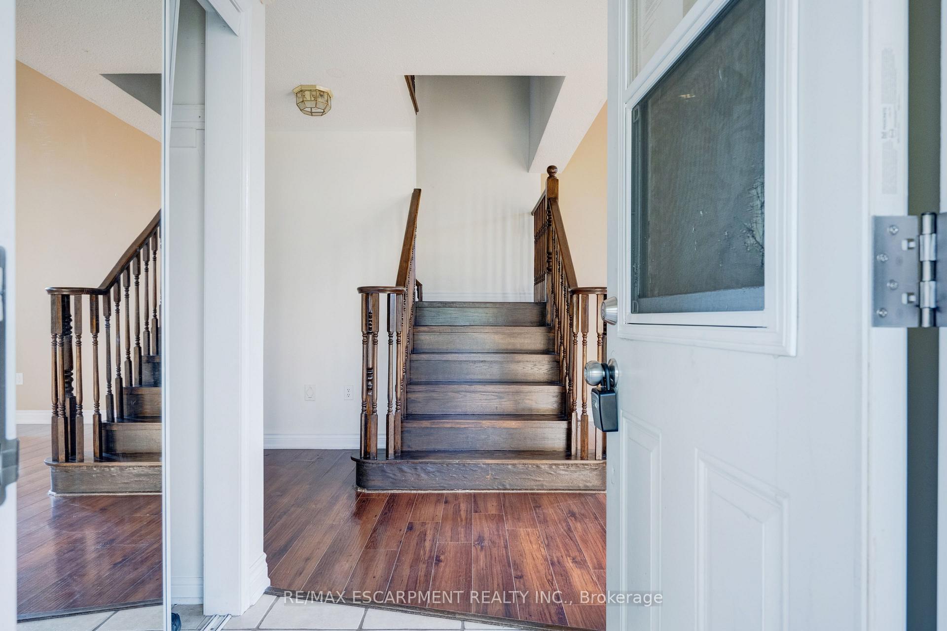 Photo 3 of 14 Yvonne Drive, Brampton, Fletcher's Meadow — HOMEH