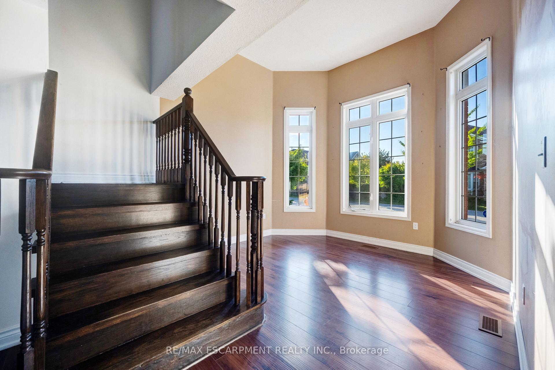 Photo 4 of 14 Yvonne Drive, Brampton, Fletcher's Meadow — HOMEH