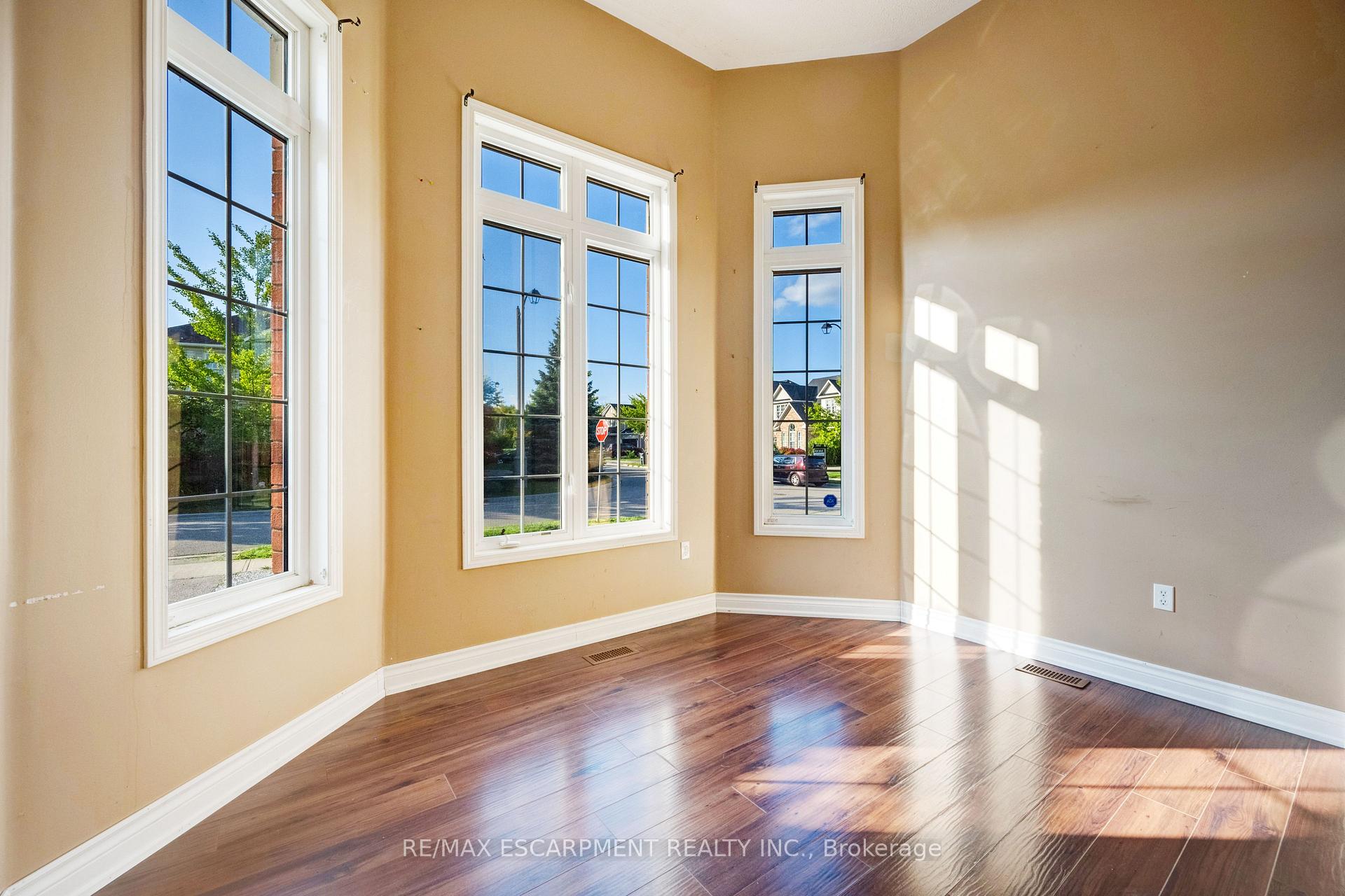 Photo 6 of 14 Yvonne Drive, Brampton, Fletcher's Meadow — HOMEH