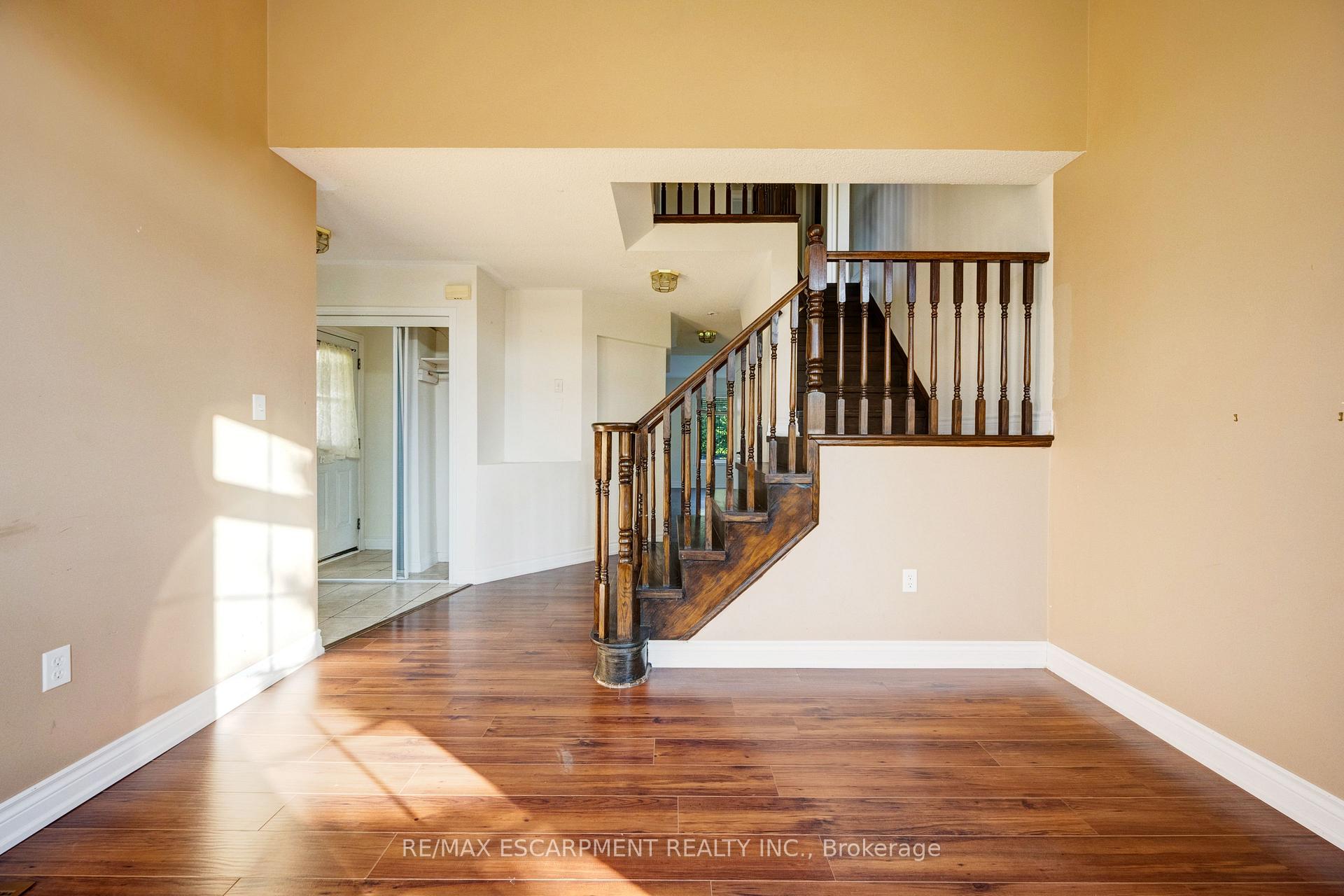 Photo 7 of 14 Yvonne Drive, Brampton, Fletcher's Meadow — HOMEH