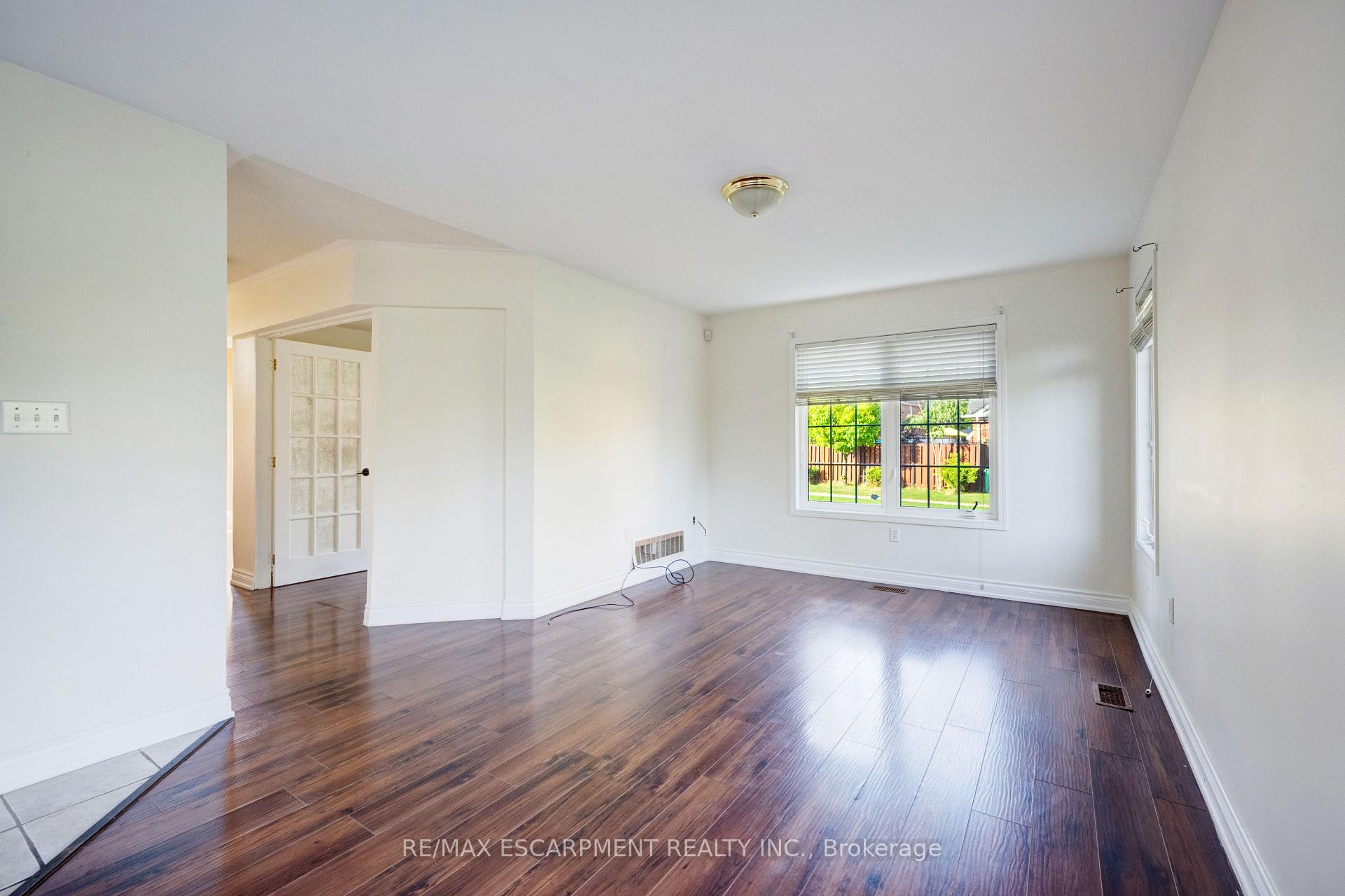 Photo 9 of 14 Yvonne Drive, Brampton, Fletcher's Meadow — HOMEH