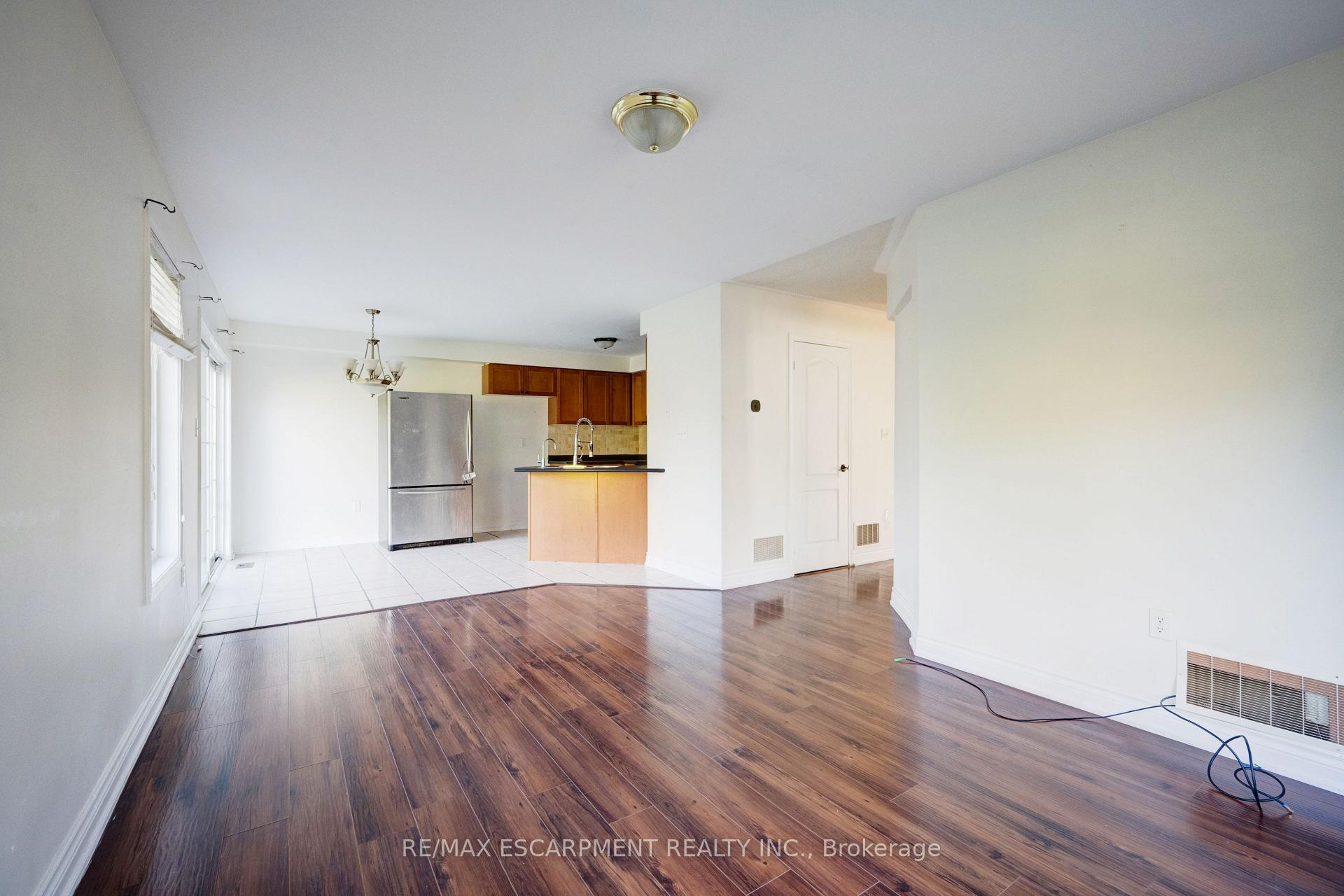 Photo 10 of 14 Yvonne Drive, Brampton, Fletcher's Meadow — HOMEH